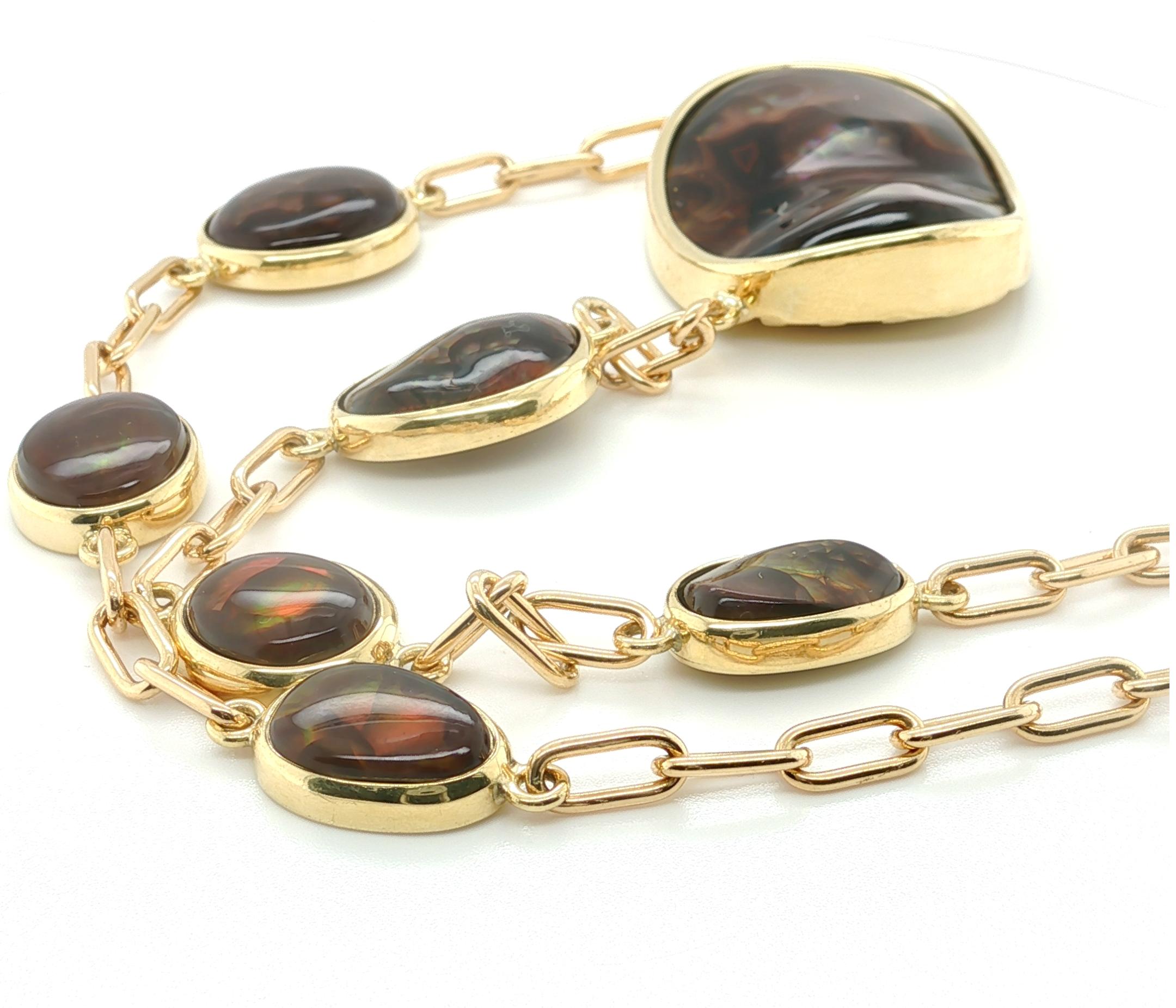 Taille mixte Collier avec chaîne en or jaune 18k et agate de feu, 102,05 carats au total en vente