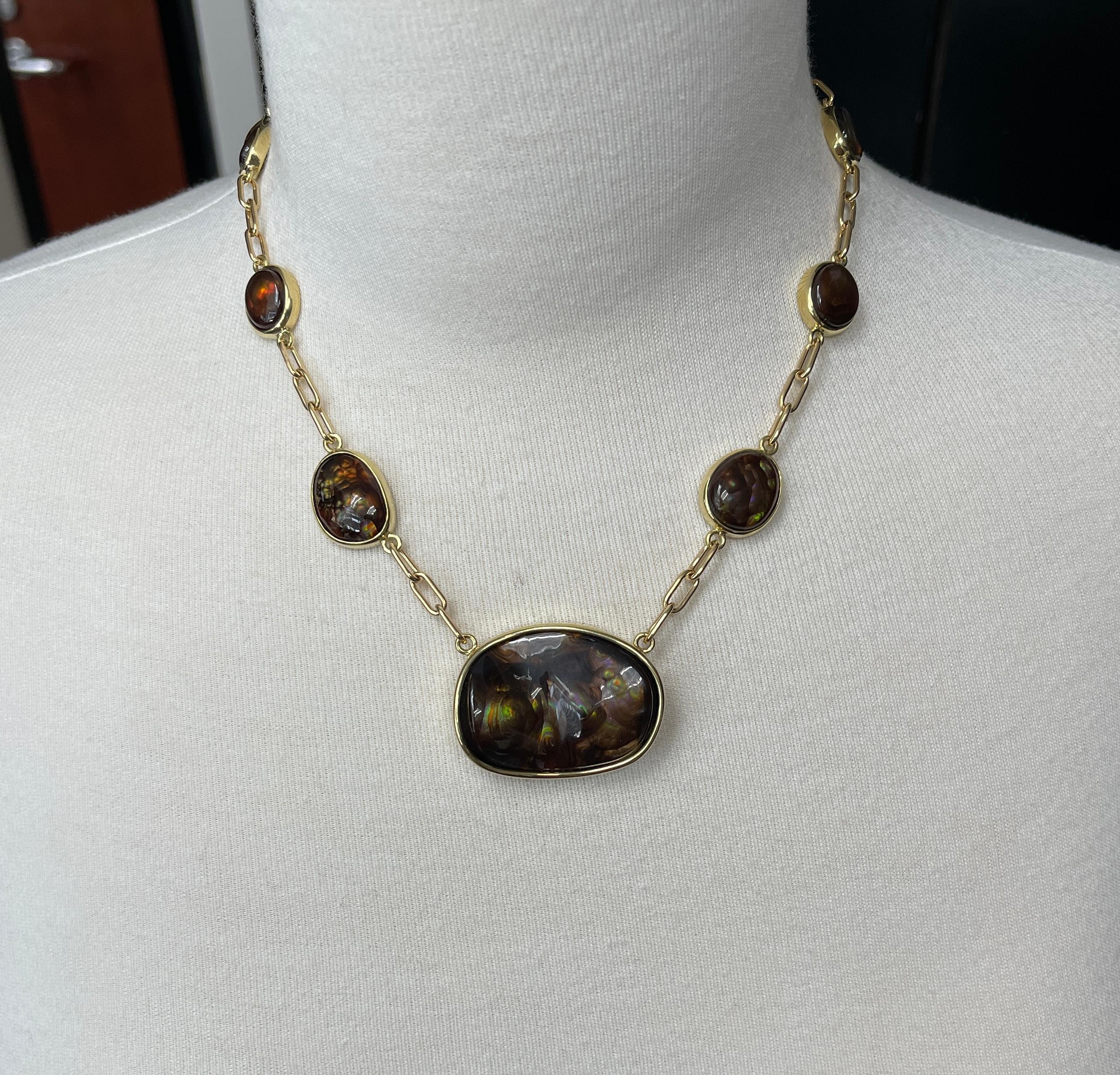 Collier avec chaîne en or jaune 18k et agate de feu, 102,05 carats au total Neuf - En vente à Los Angeles, CA
