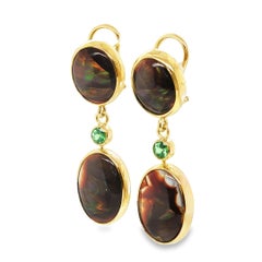 Boucles d'oreilles pendantes en or jaune 18k avec cabochon d'agate de feu et grenat tsavorite.