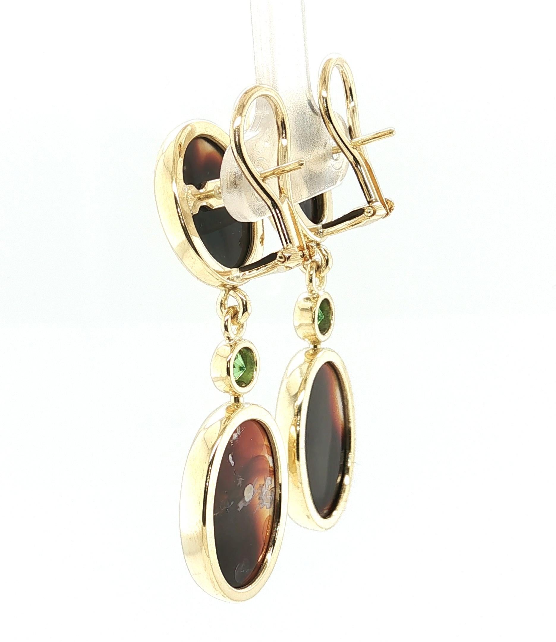 Artigiano Orecchini pendenti con agata di fuoco con castone e granato di tsavorite in oro giallo 18 carati in vendita