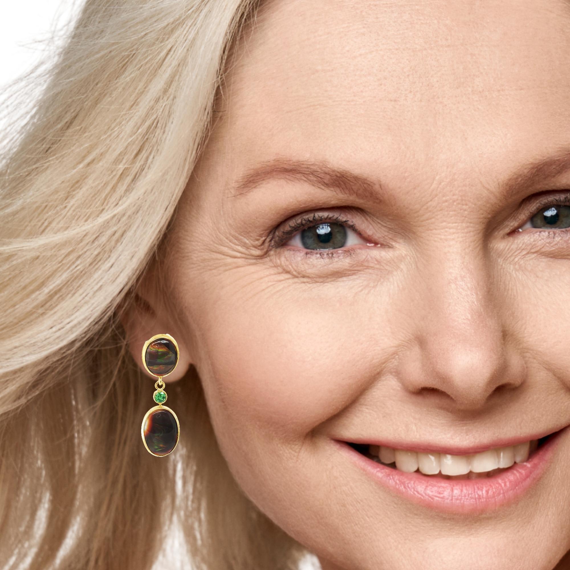 Orecchini pendenti con agata di fuoco con castone e granato di tsavorite in oro giallo 18 carati in vendita 1