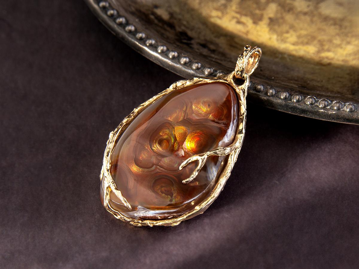 Pendentif en or avec agate de feu et pierre naturelle mexicaine volcanique rouge brunâtre, unisexe en vente 1