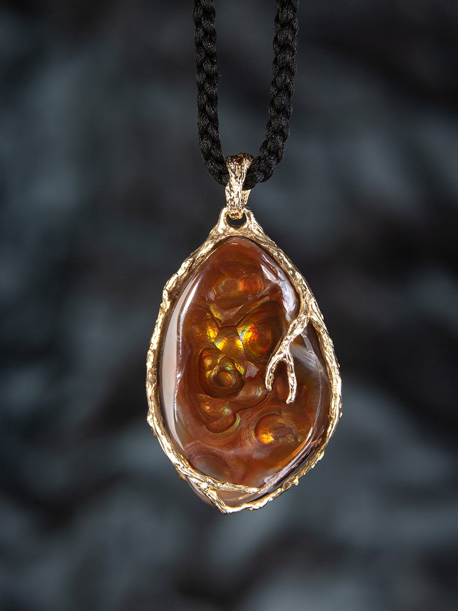 Non taillé Pendentif en or avec agate de feu et pierre naturelle mexicaine volcanique rouge brunâtre, unisexe en vente