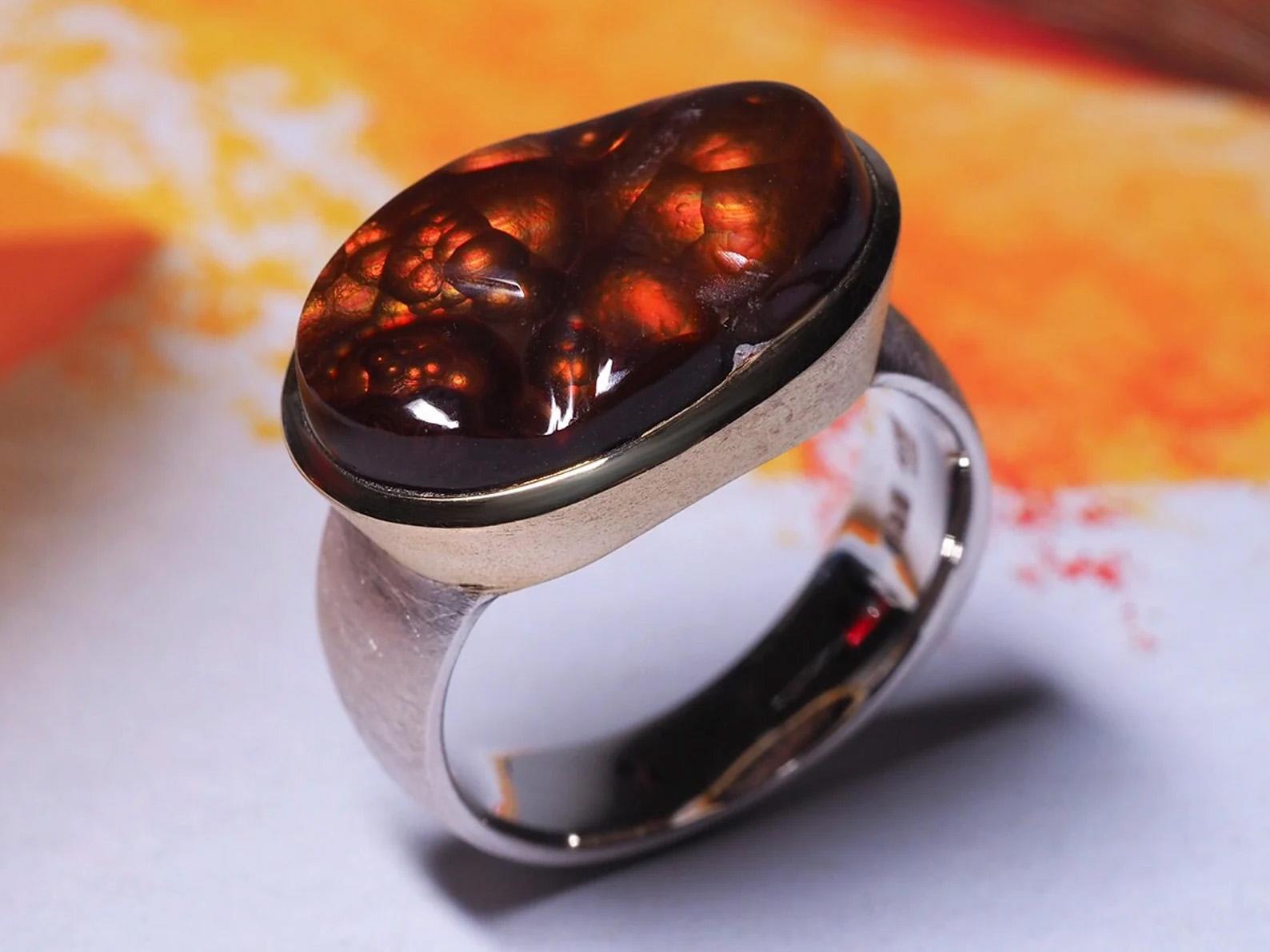 Natural Fire Agate ring in silver with gold plating
agate origin - Mexico
stone measurements - 0.51 х 0.75 in / 13 х 19 mm
ring weight - 10.43 grams
ring size - 8.75 US 