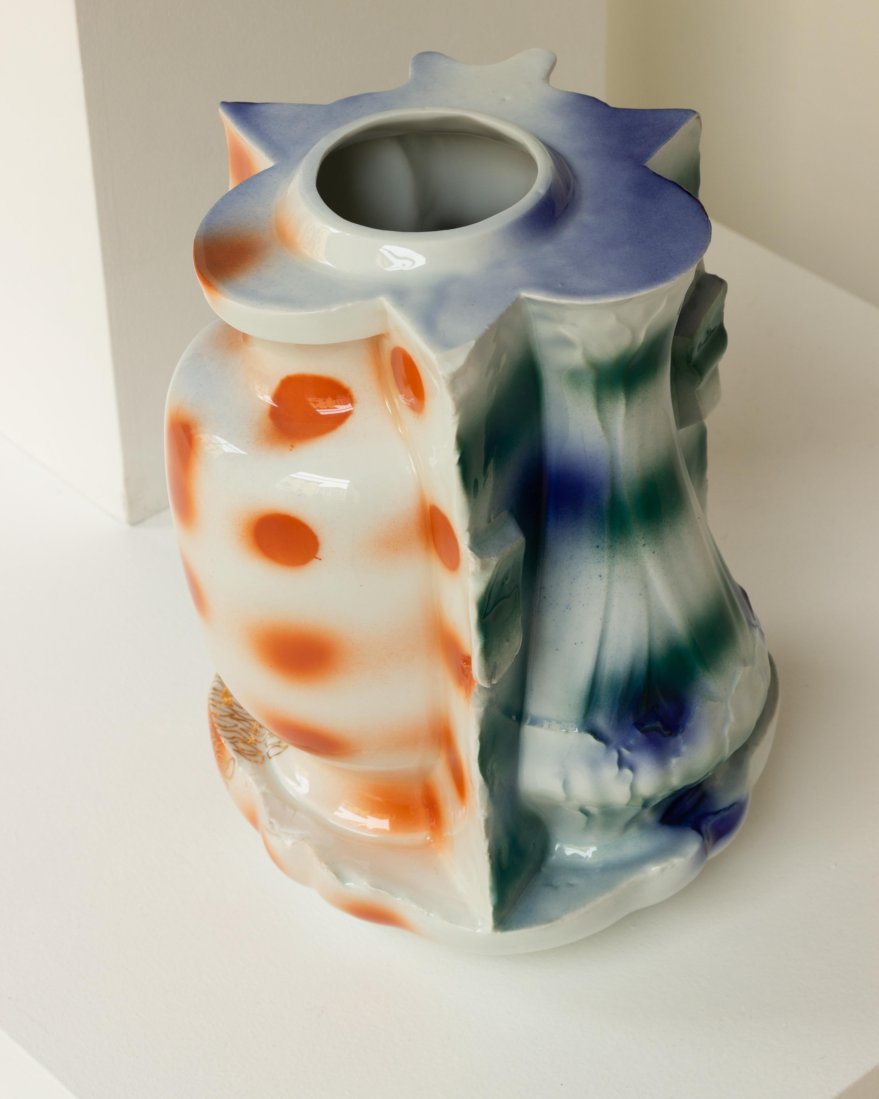 Vase en porcelaine émaillée décoré de « Feu », pièce unique en vente 3