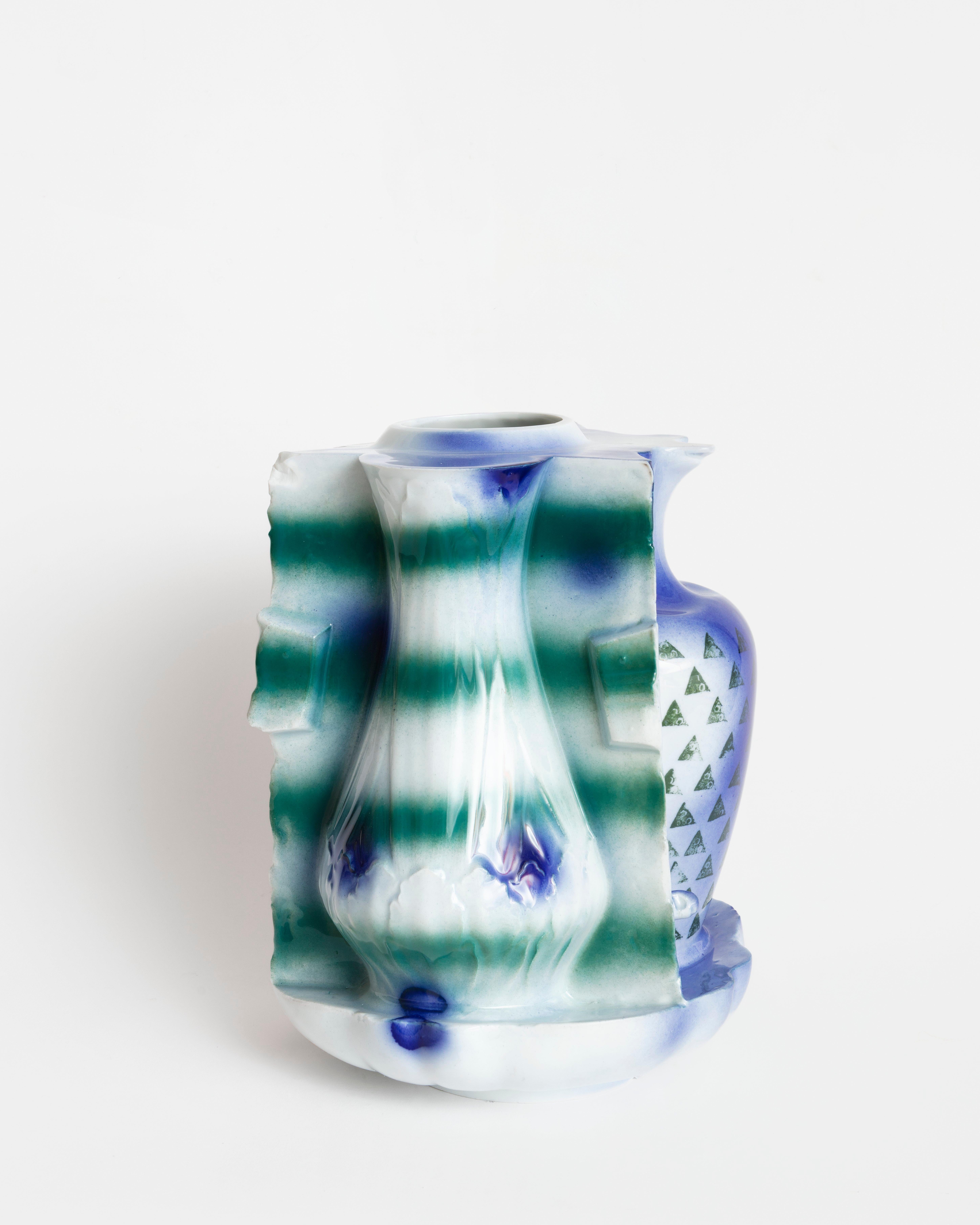 Français Vase en porcelaine émaillée décoré de « Feu », pièce unique en vente
