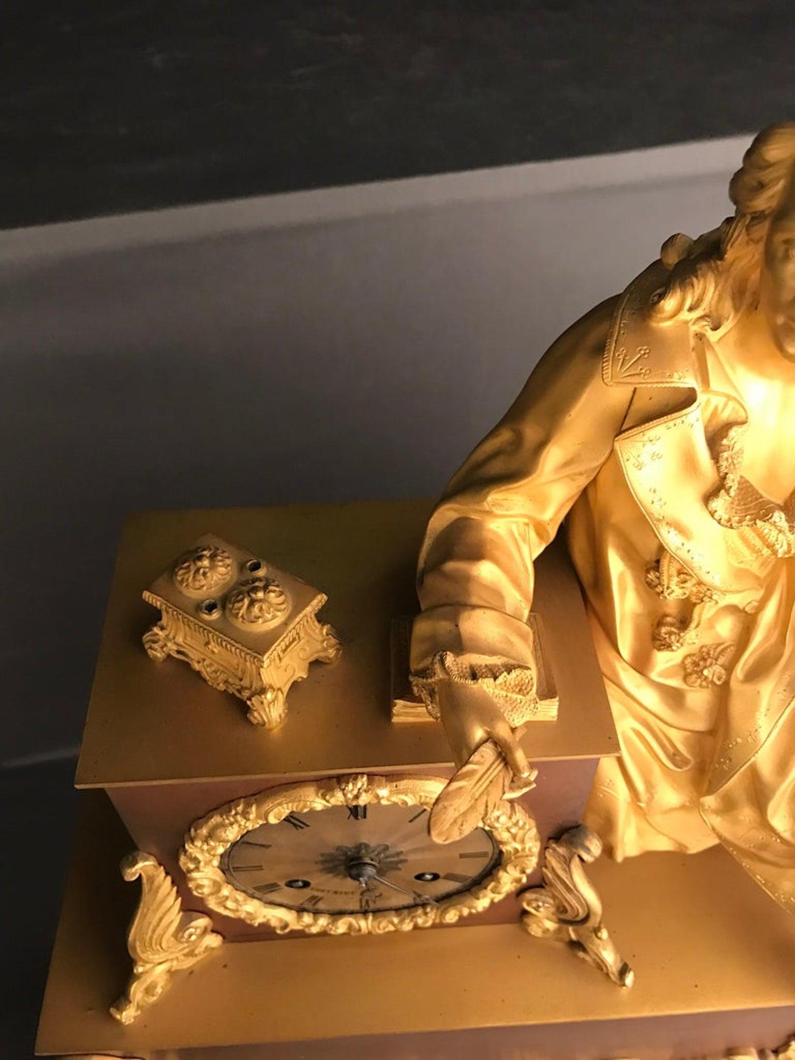 Reloj de péndulo dorado al fuego 1870 Poeta sentado de bronce Cherviet fino Dorado en venta