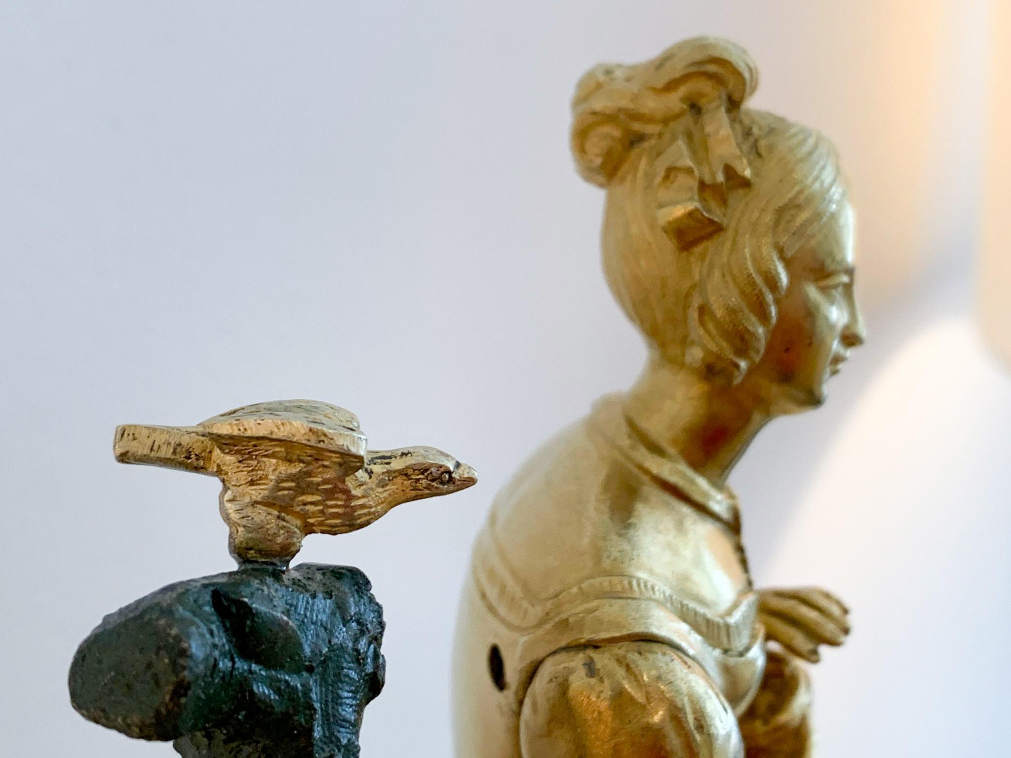 Figurale Kaminuhr aus feuervergoldeter Bronze im Zustand „Gut“ im Angebot in Budapest, HU