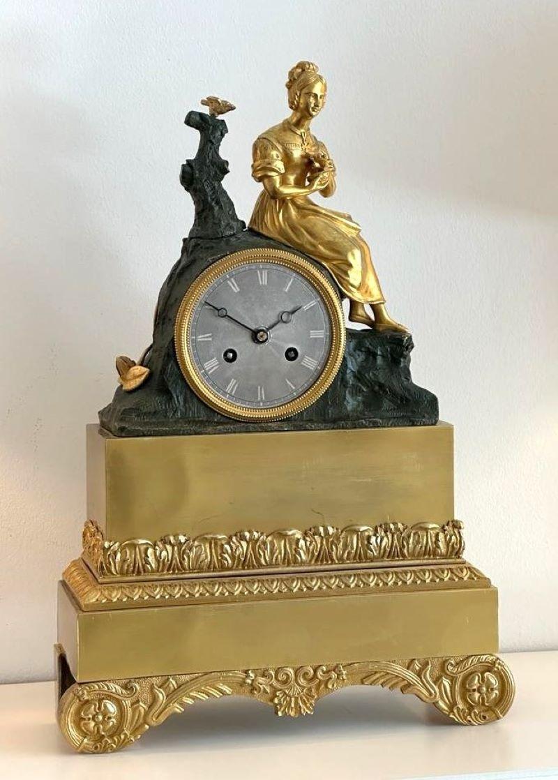 French Gilt Bronze Figural Mantel Clock with Rare Double Patina, Around 1830
~~ Excellent condition, fully overhauled ~~
A beautiful, original antique French gilded bronze mantle / table clock.
Important French clock from the reign of Charles X