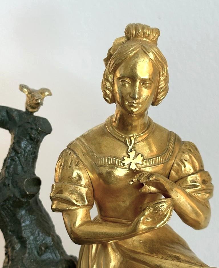 Figurale Kaminuhr aus feuervergoldeter Bronze (Charles X.) im Angebot