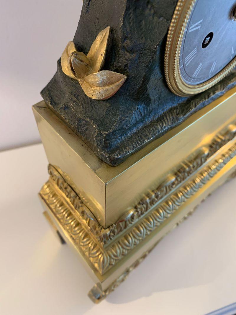 Figurale Kaminuhr aus feuervergoldeter Bronze (Frühes 19. Jahrhundert) im Angebot