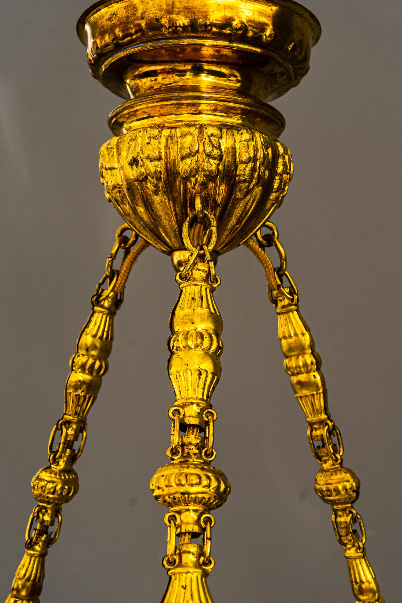 Feuervergoldeter Art-Déco-Kronleuchter mit Original-Glasschirm, um 1920 im Angebot 2