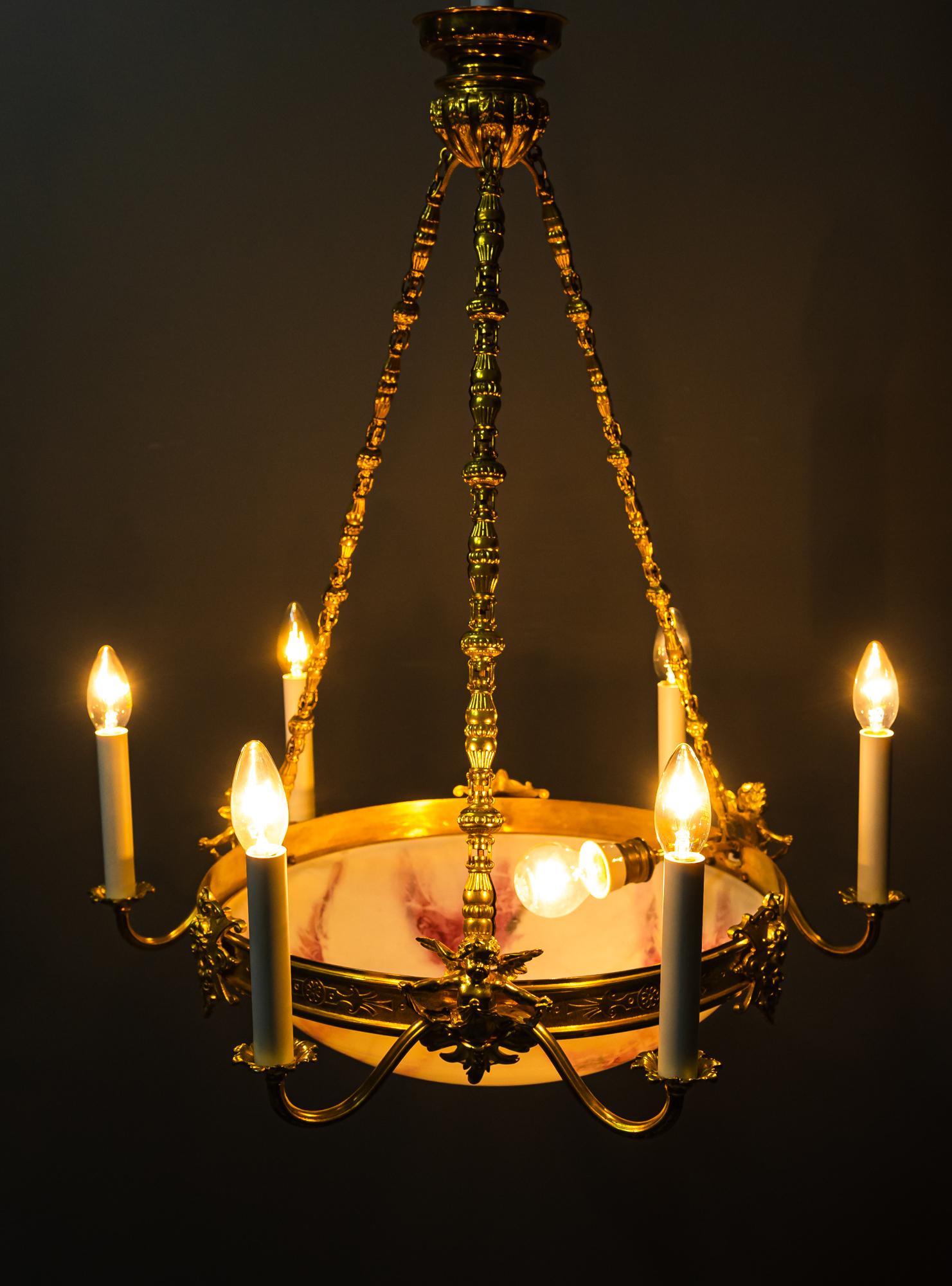 Feuervergoldeter Art-Déco-Kronleuchter mit Original-Glasschirm, um 1920 im Angebot 6