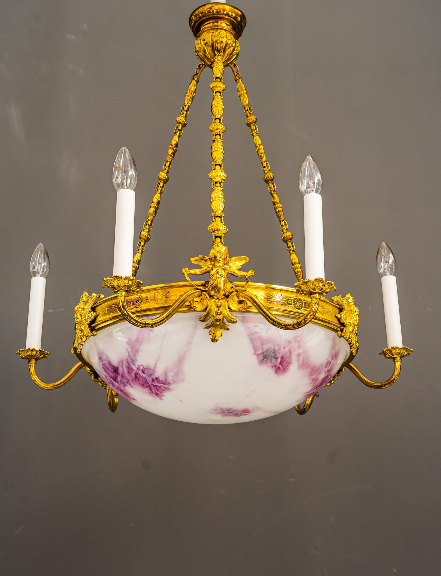 Feuervergoldeter Art-Déco-Kronleuchter mit Original-Glasschirm, um 1920 (Art déco) im Angebot