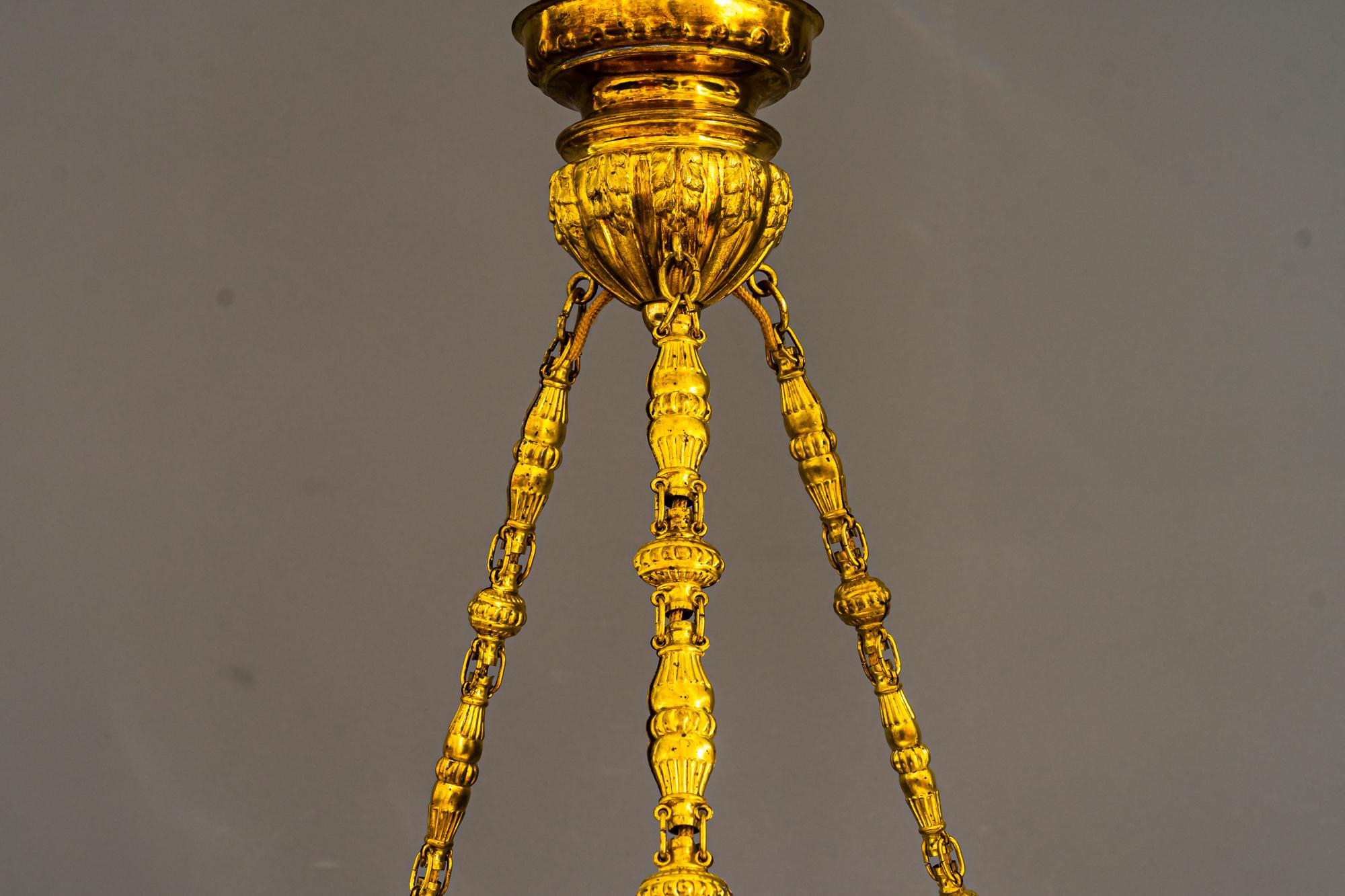 Feuervergoldeter Art-Déco-Kronleuchter mit Original-Glasschirm, um 1920 (Österreichisch) im Angebot