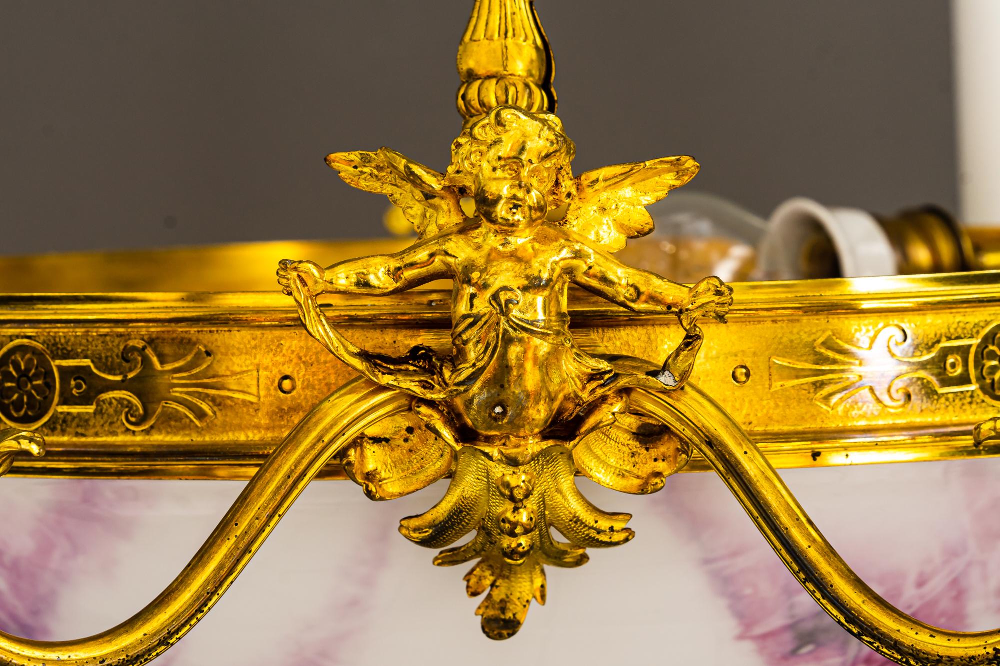 Feuervergoldeter Art-Déco-Kronleuchter mit Original-Glasschirm, um 1920 (Vergoldet) im Angebot