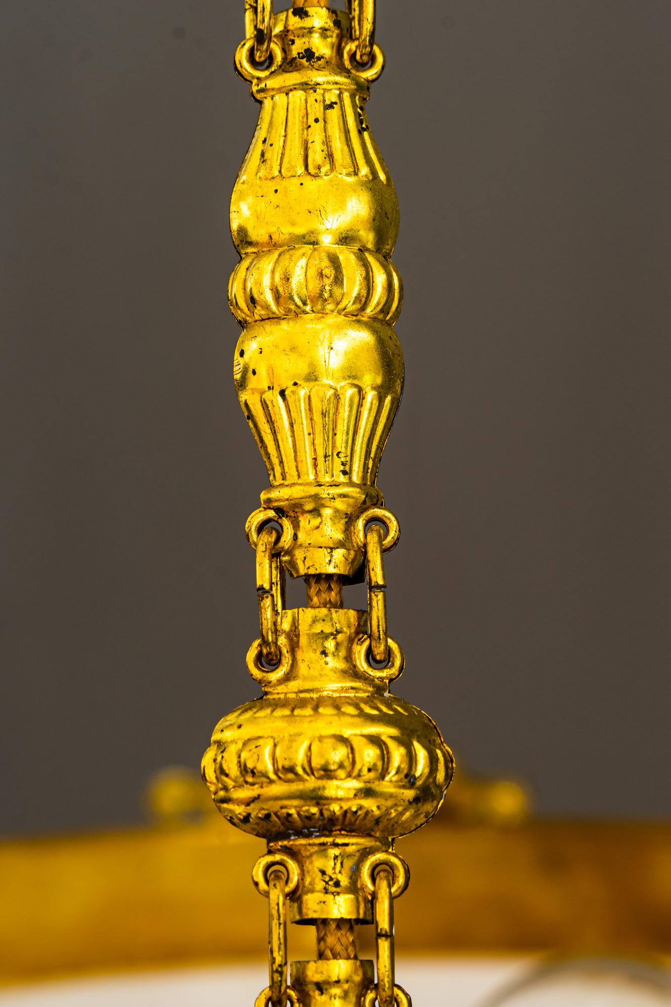 Feuervergoldeter Art-Déco-Kronleuchter mit Original-Glasschirm, um 1920 (Messing) im Angebot
