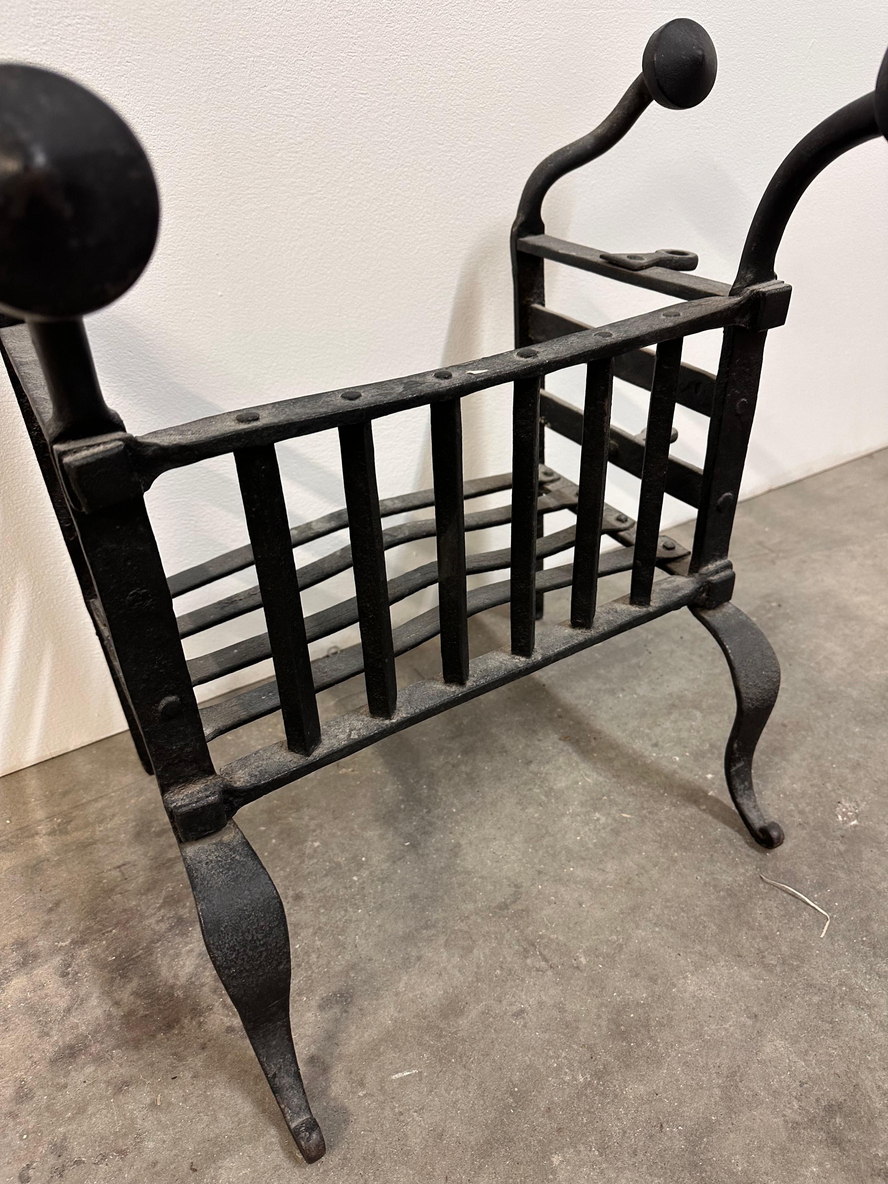 Panier de cheminée en fer forgé hollandais du 17e siècle.
Pièce superbe et très décorative, d'une grande qualité d'exécution et d'une décoration détaillée.

Excellent état d'origine et utilisable, fonctionne très bien dans un vrai feu de