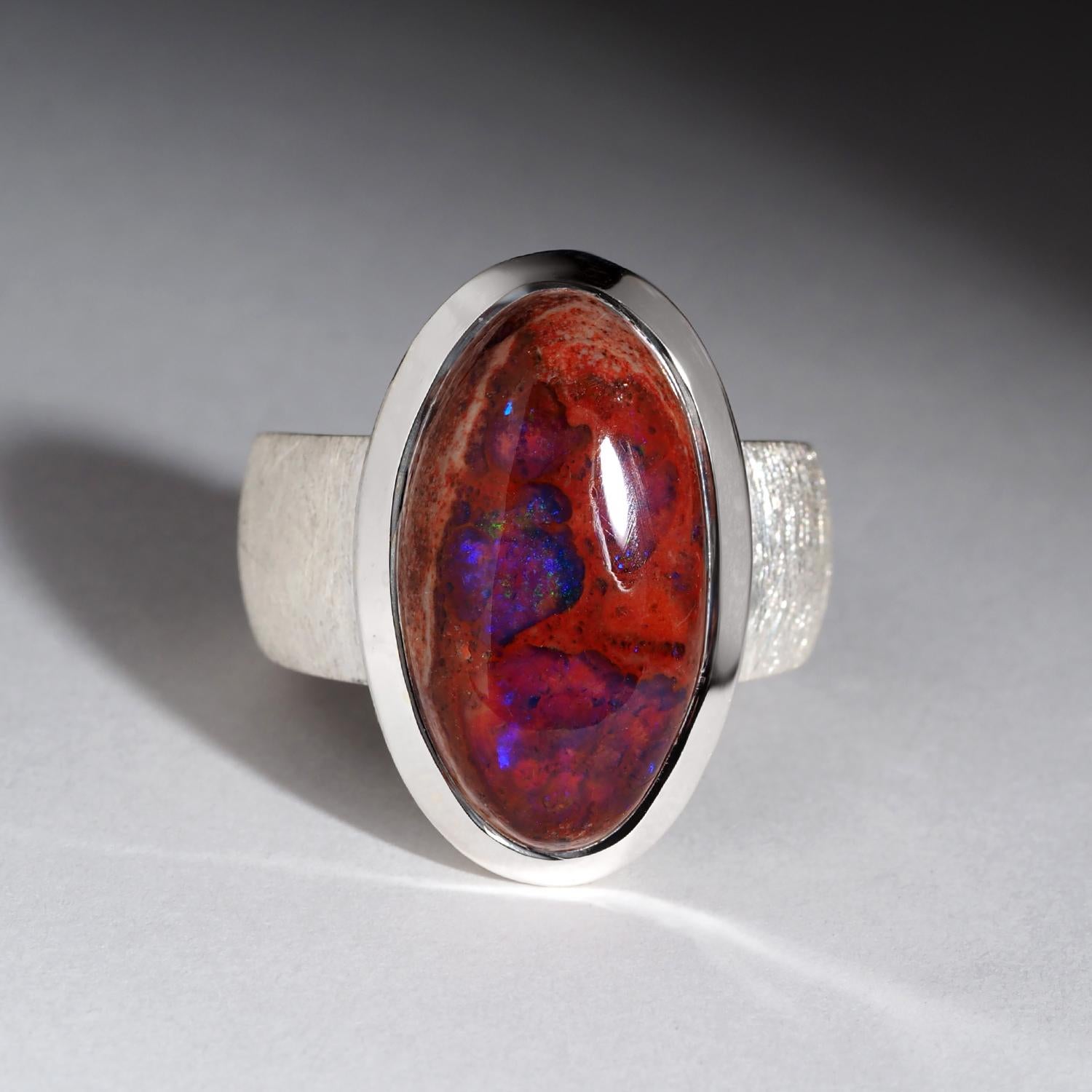 Questo audace anello in argento sterling mette in risalto la vivida bellezza di un opale messicano naturale, famoso per la sua brillantezza infuocata e i suoi accattivanti giochi di colore. Proveniente dal Messico, la gemma pesa ben 14,8 carati e