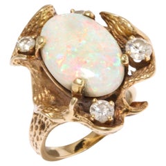 Opalring mit Diamanten in Gold gefasst in modernistischer Fassung
