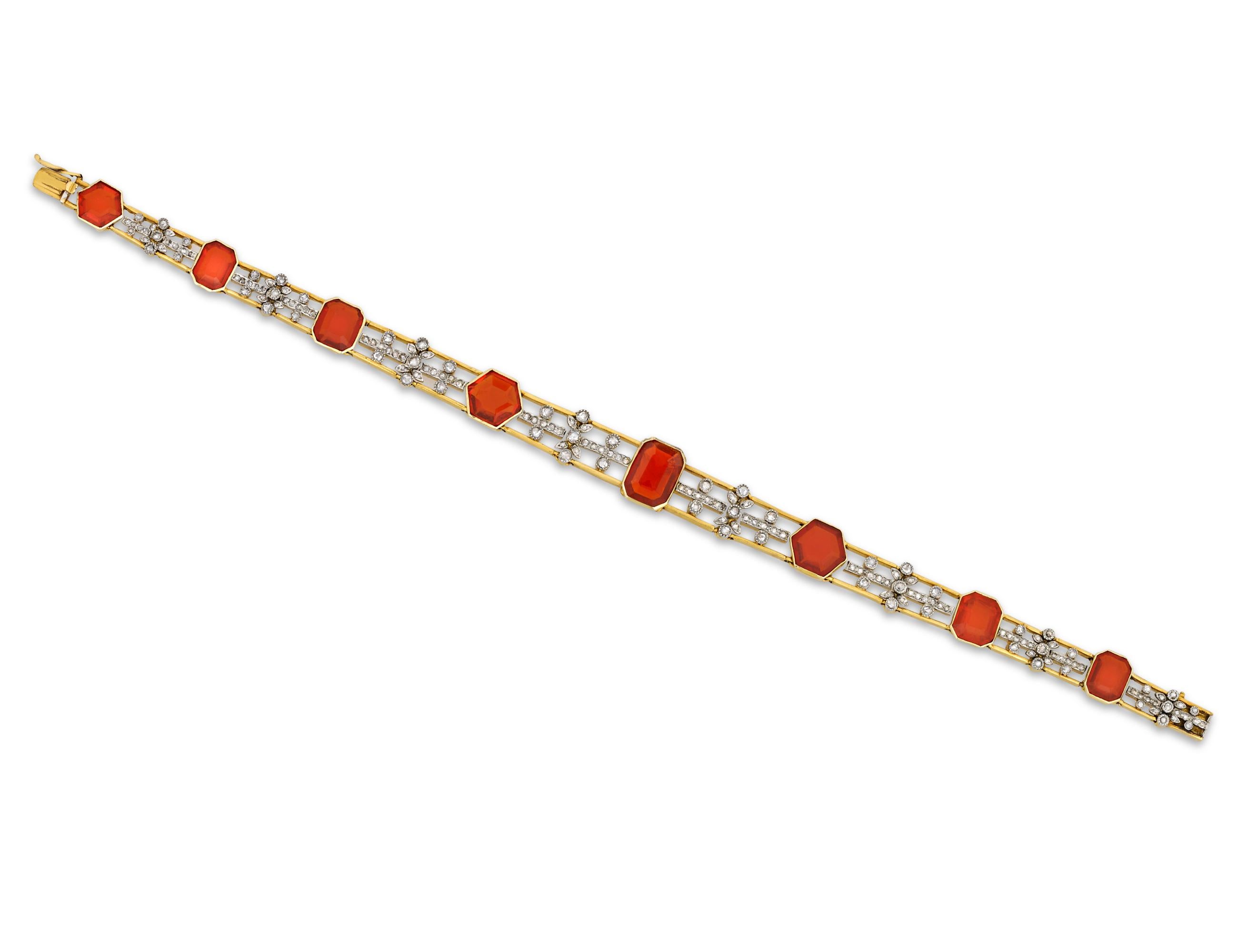 La vibrazione degli opali di fuoco messicani è bilanciata da diamanti scintillanti in questa collana edoardiana. La lunghezza del versatile pezzo è regolabile in modo da poterlo trasformare da collana a girocollo a bracciale. Questi rari opali