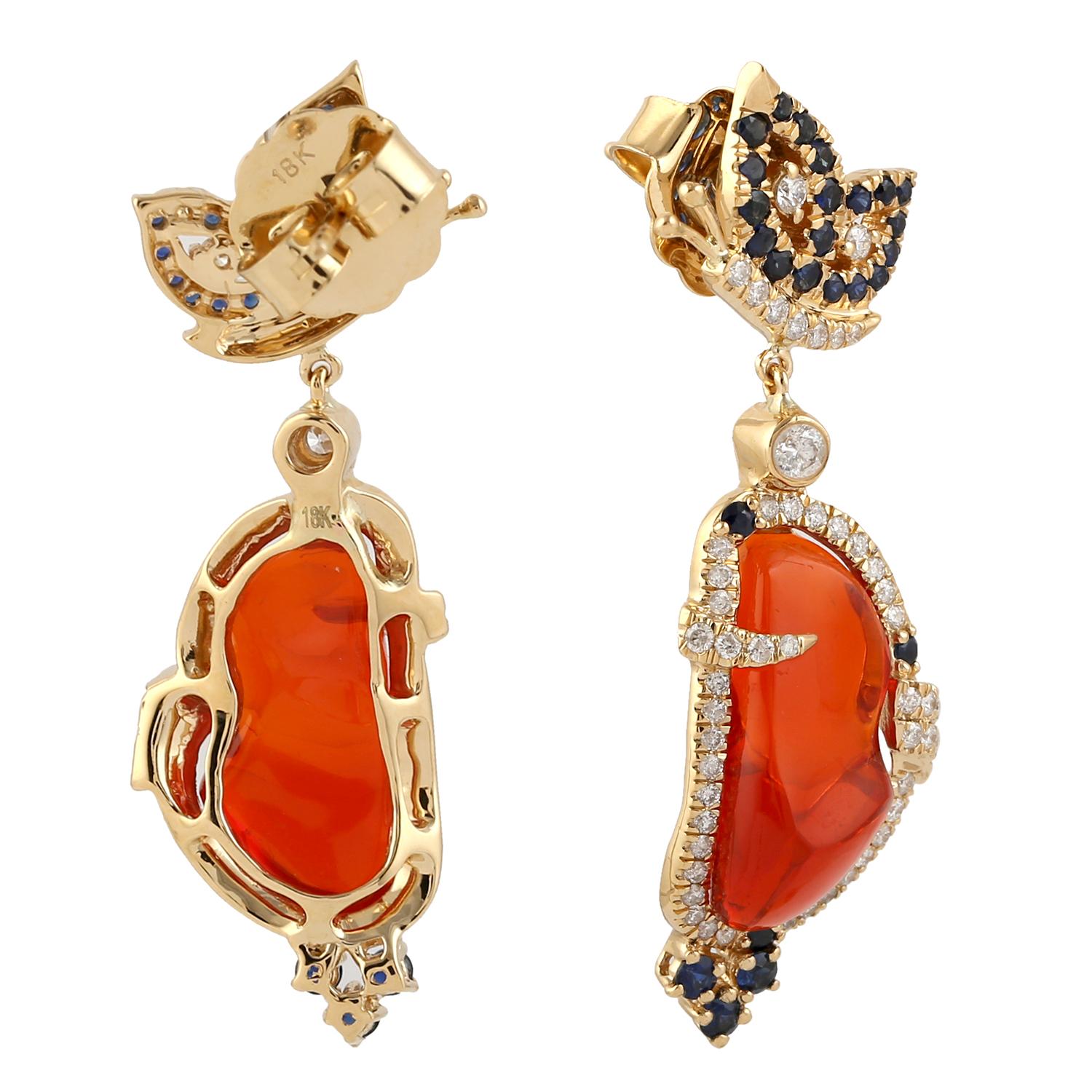 Artisan Boucles d'oreilles pendantes en or jaune 18k avec saphir et diamants et opale de feu en vente