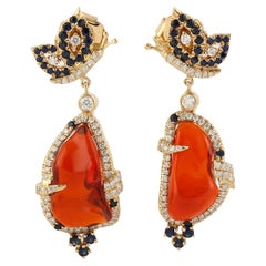 Boucles d'oreilles pendantes en or jaune 18k avec saphir et diamants et opale de feu
