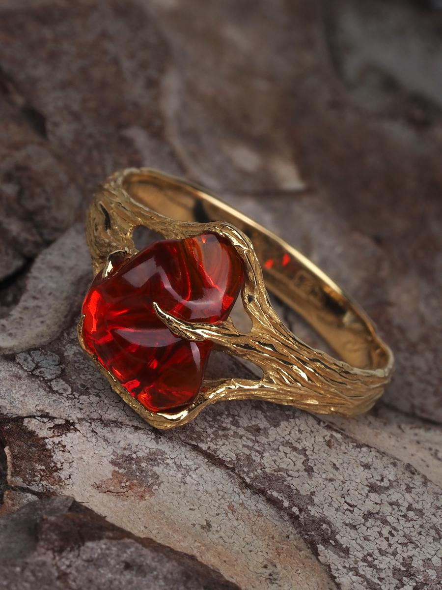 Artisan Bague de fiançailles moderne en or avec opale de feu style lotr pierre précieuse rouge en vente
