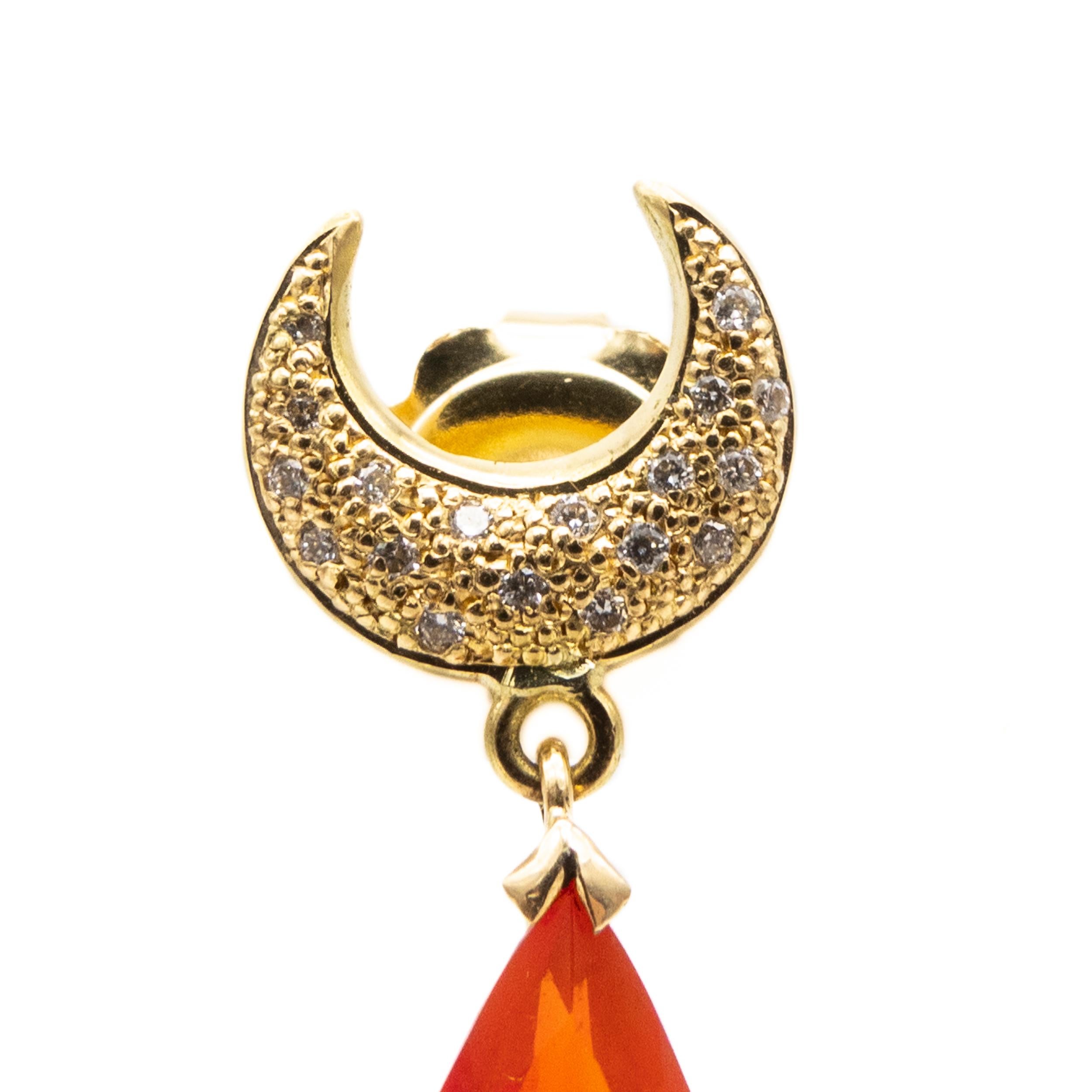 Moderne Boucles d'oreilles espagnoles pendantes en or jaune, opale de feu, lune et diamants  en vente