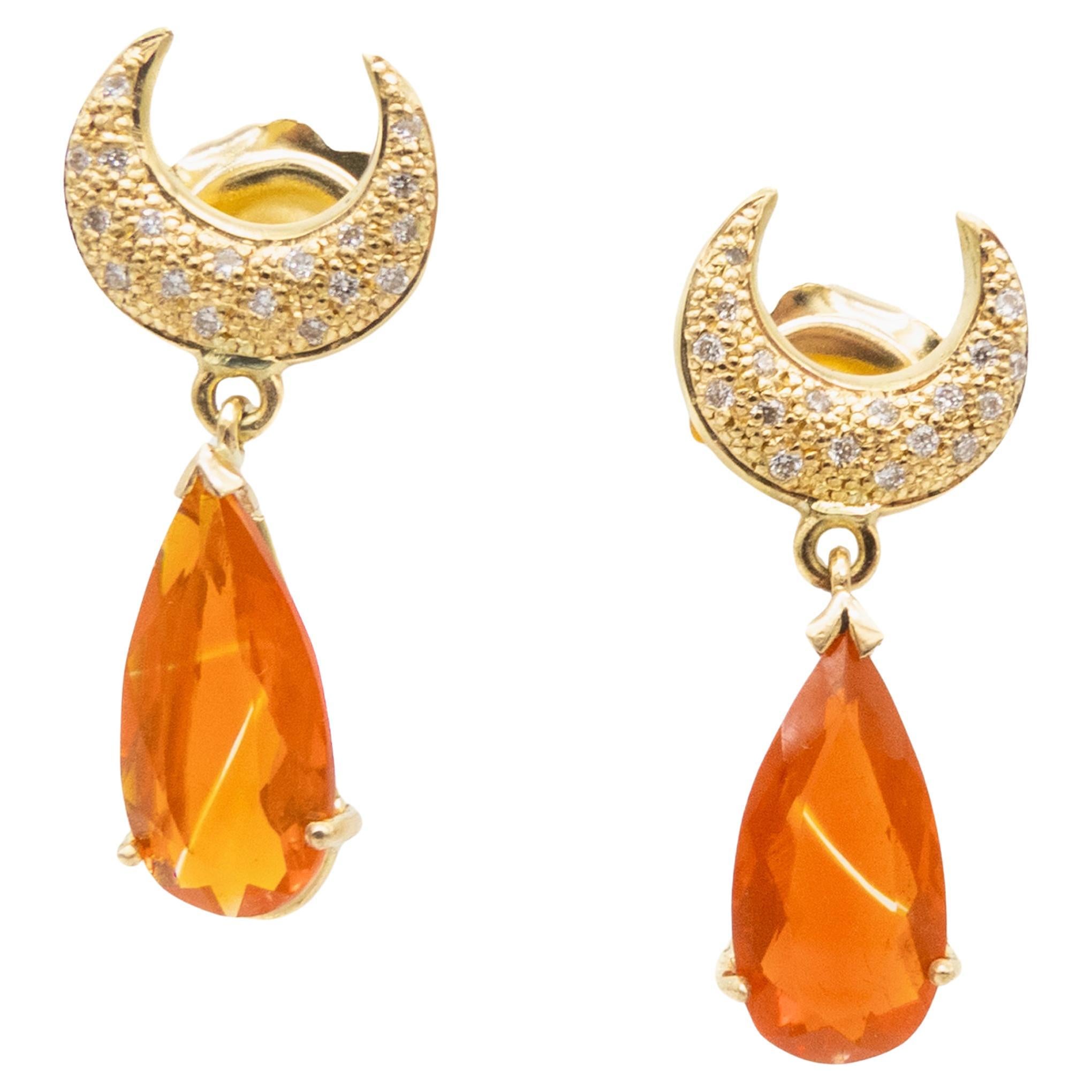 Boucles d'oreilles espagnoles pendantes en or jaune, opale de feu, lune et diamants  en vente