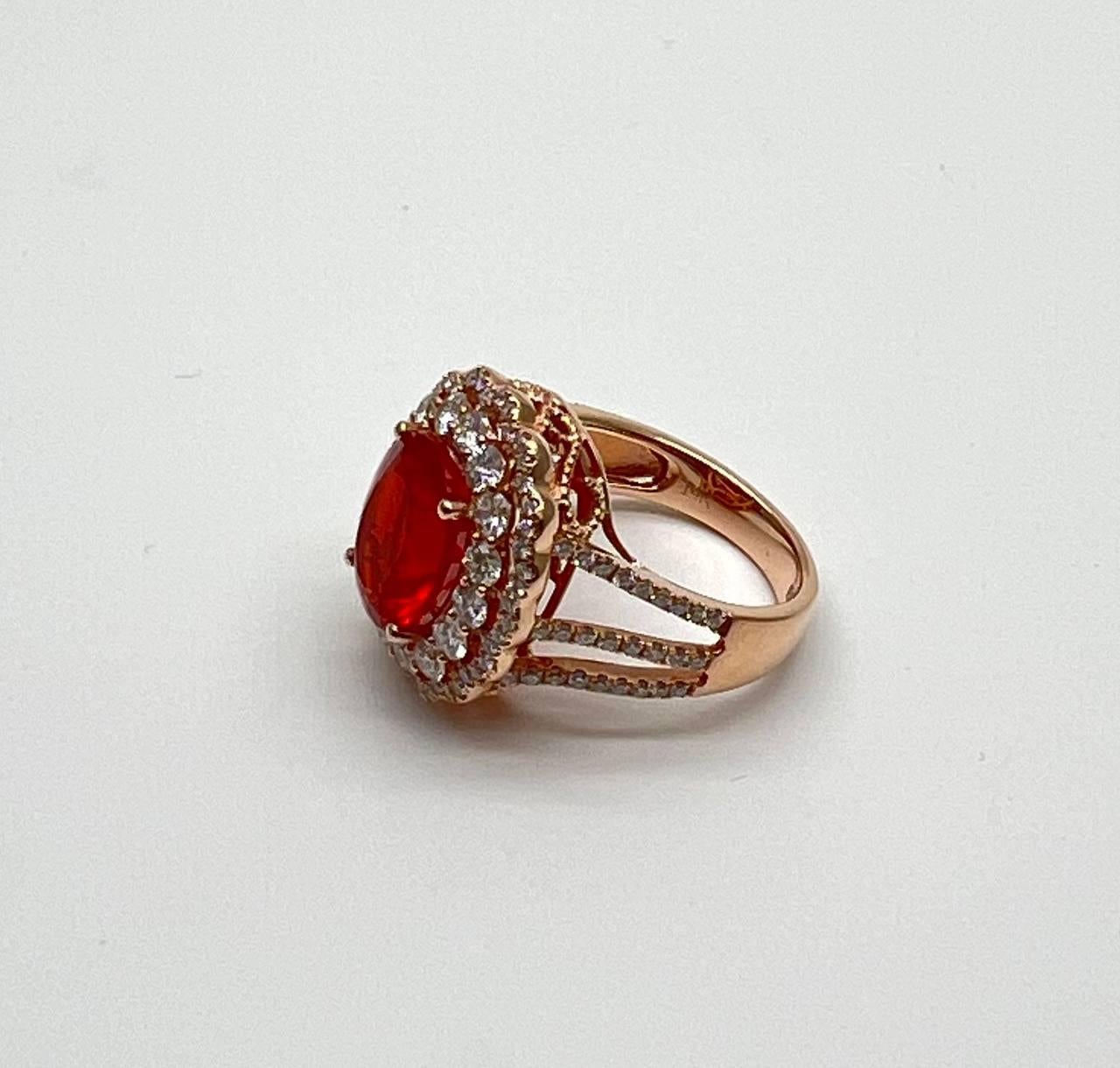 Anillo Clásico de Oro Rosa de 14 Kilates con Ópalo de Fuego y Diamante de Corte Ovalado Corte oval en venta