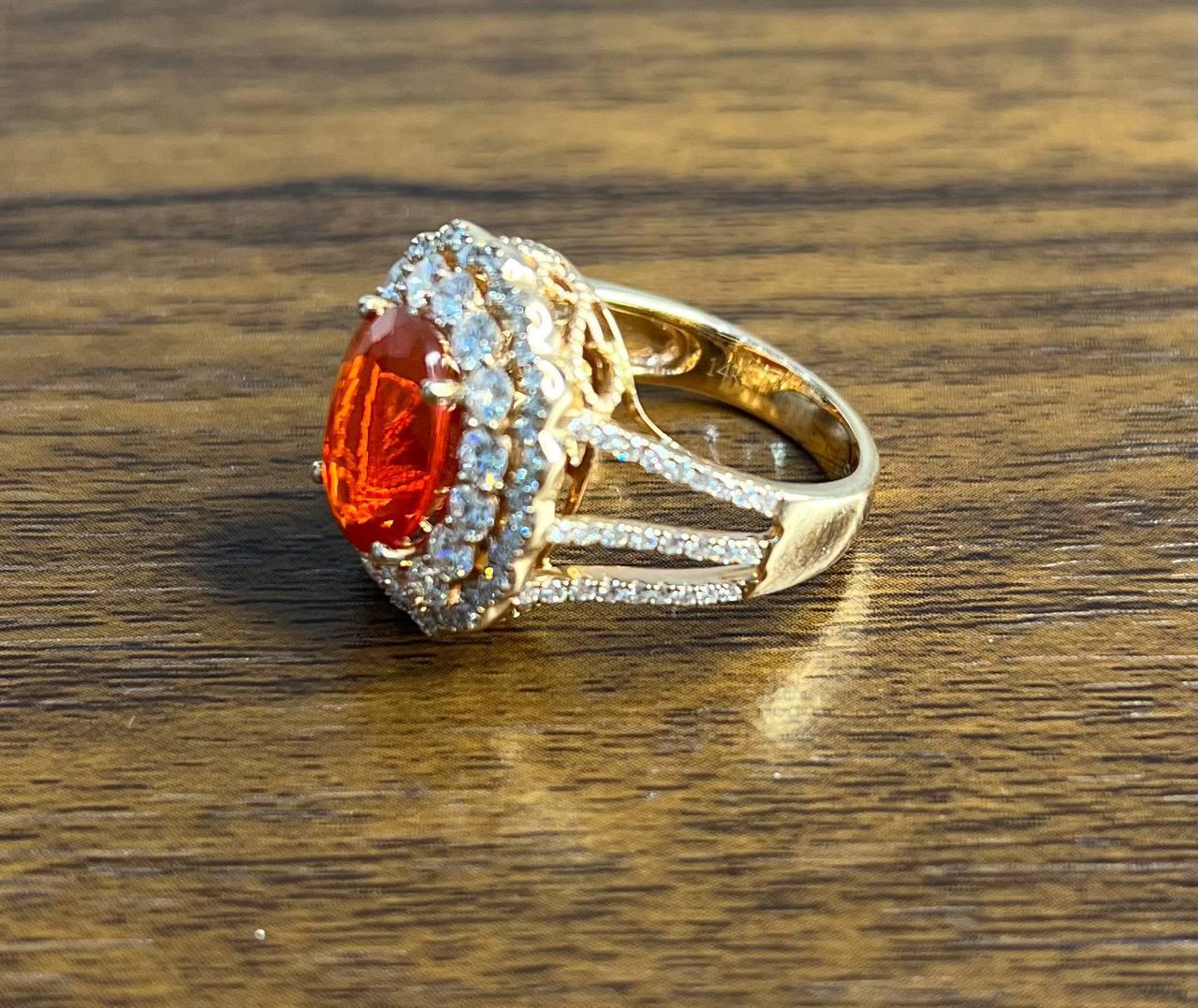 De las mujeres Anillo Clásico de Oro Rosa de 14 Kilates con Ópalo de Fuego y Diamante de Corte Ovalado en venta
