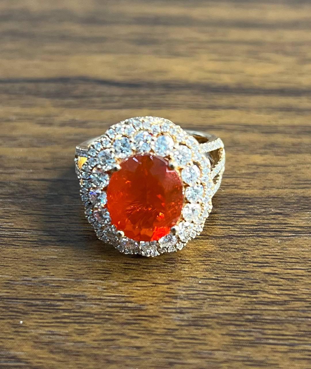 Anillo Clásico de Oro Rosa de 14 Kilates con Ópalo de Fuego y Diamante de Corte Ovalado en venta 1