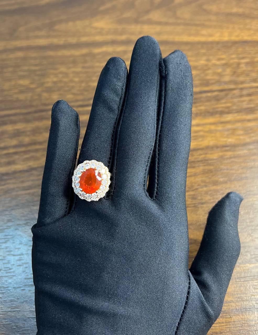 Anillo Clásico de Oro Rosa de 14 Kilates con Ópalo de Fuego y Diamante de Corte Ovalado en venta 3