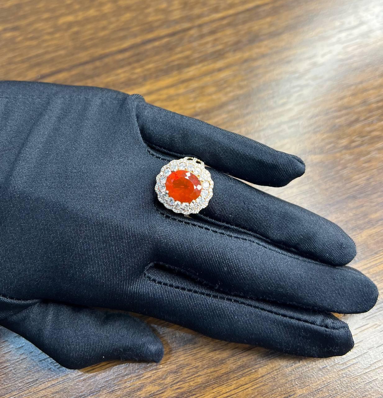 Anillo Clásico de Oro Rosa de 14 Kilates con Ópalo de Fuego y Diamante de Corte Ovalado en venta 4