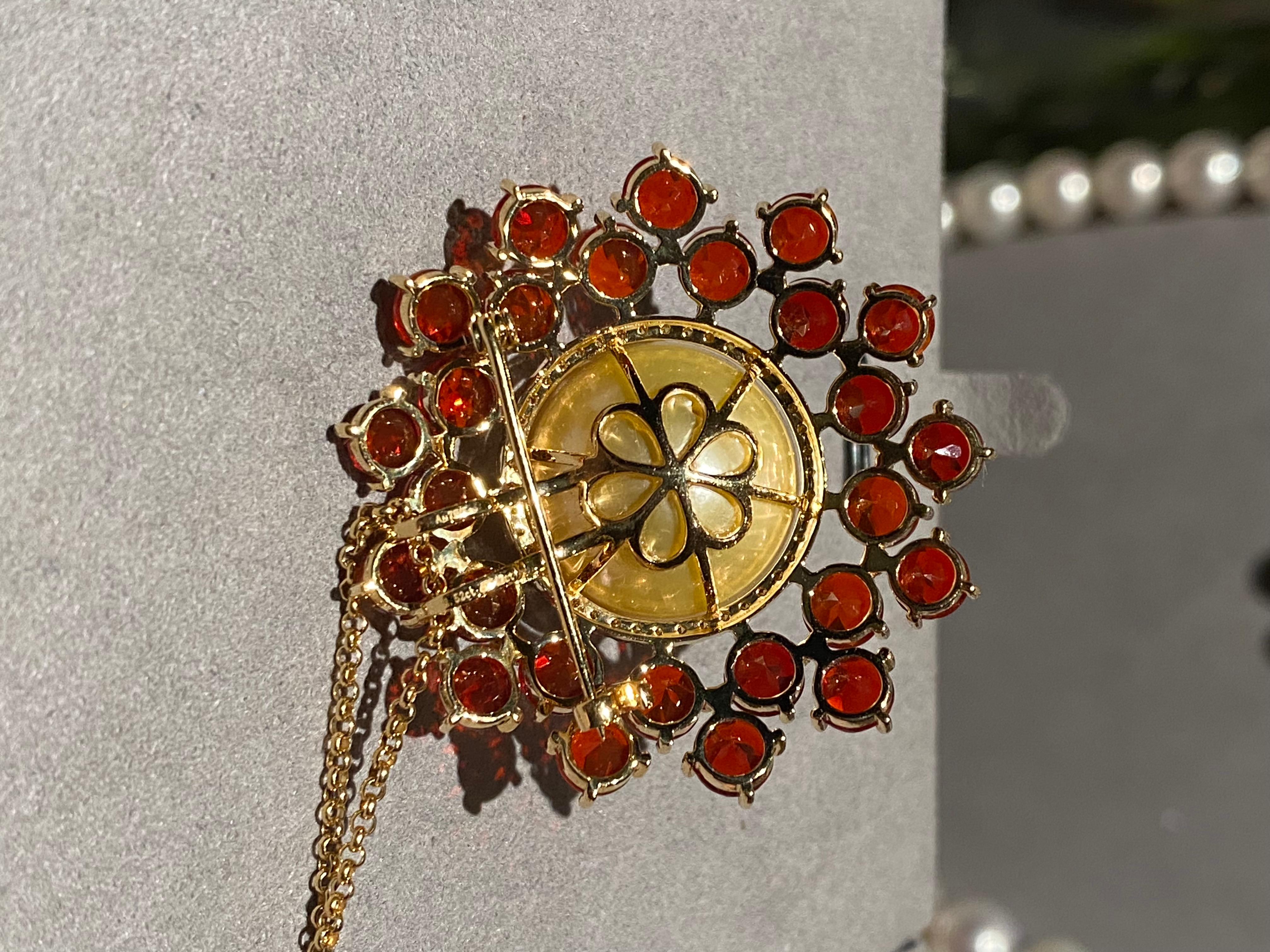 Eostre Feueropal, Südseeperle und gelber Diamant-Anhänger-Brosche aus 18 Karat Gold (Perle) im Angebot
