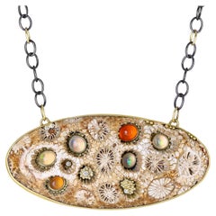 Ópalo de fuego Diamante blanco Coral fosilizado Collar de gota único, Kothari