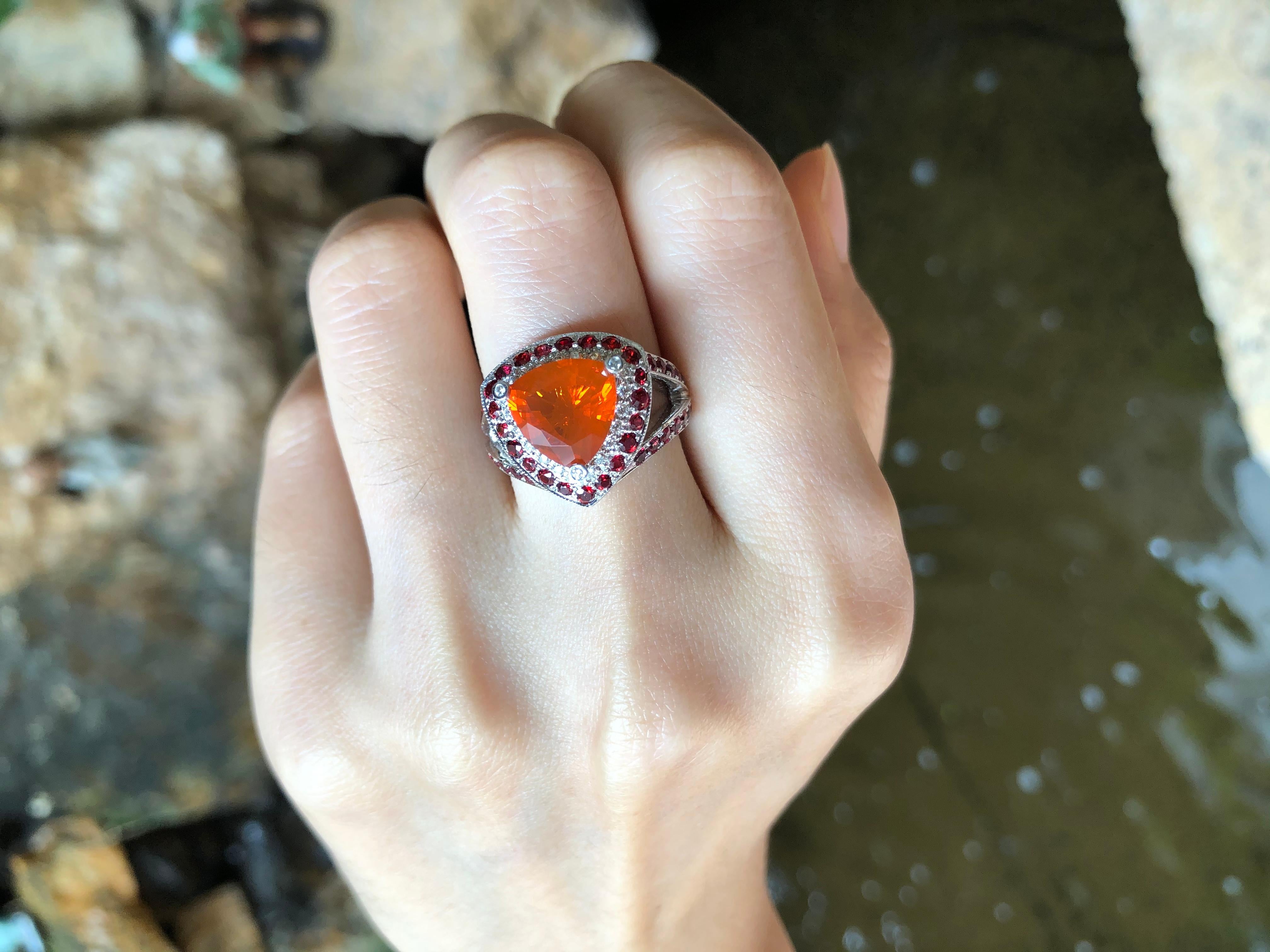 Feuer Opal 2,25 Karat mit Orange Saphir 1,63 Karat und Diamant 0,19 Karat Ring in 18 Karat Weißgold gefasst

Breite:  1.0 cm 
Länge: 1,1 cm
Ringgröße: 52
Gesamtgewicht: 7,9 Gramm

