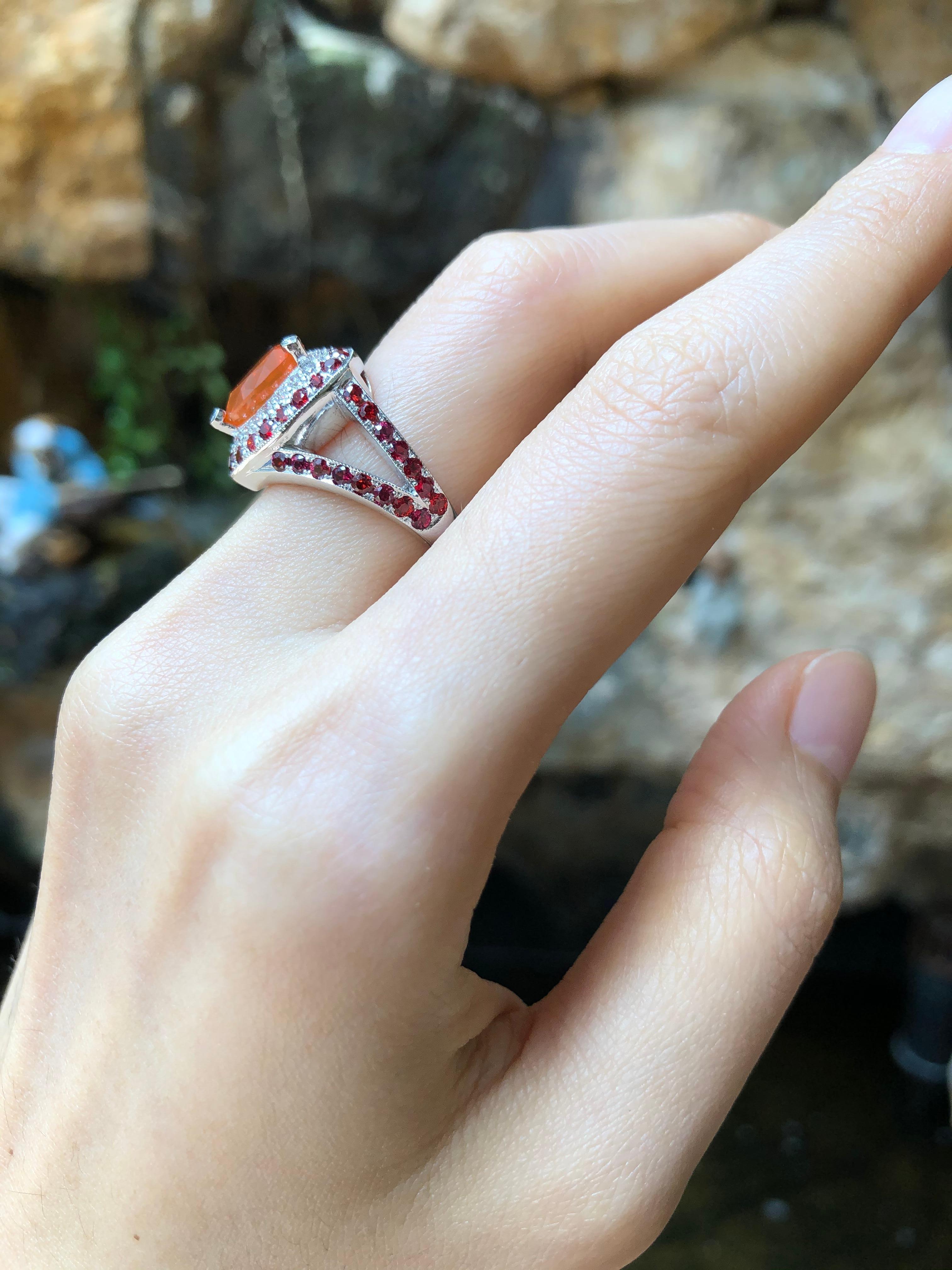 Ring mit Feueropal mit orangefarbenem Saphir und Diamant in 18 Karat Weißgoldfassung (Zeitgenössisch)