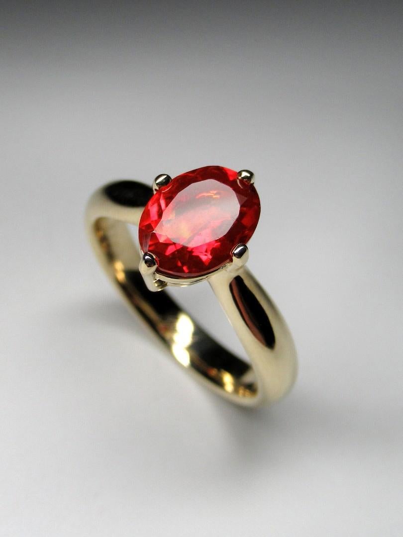 Bague en or jaune avec opale de feu et pierres précieuses mexicaines rouges en vente 8