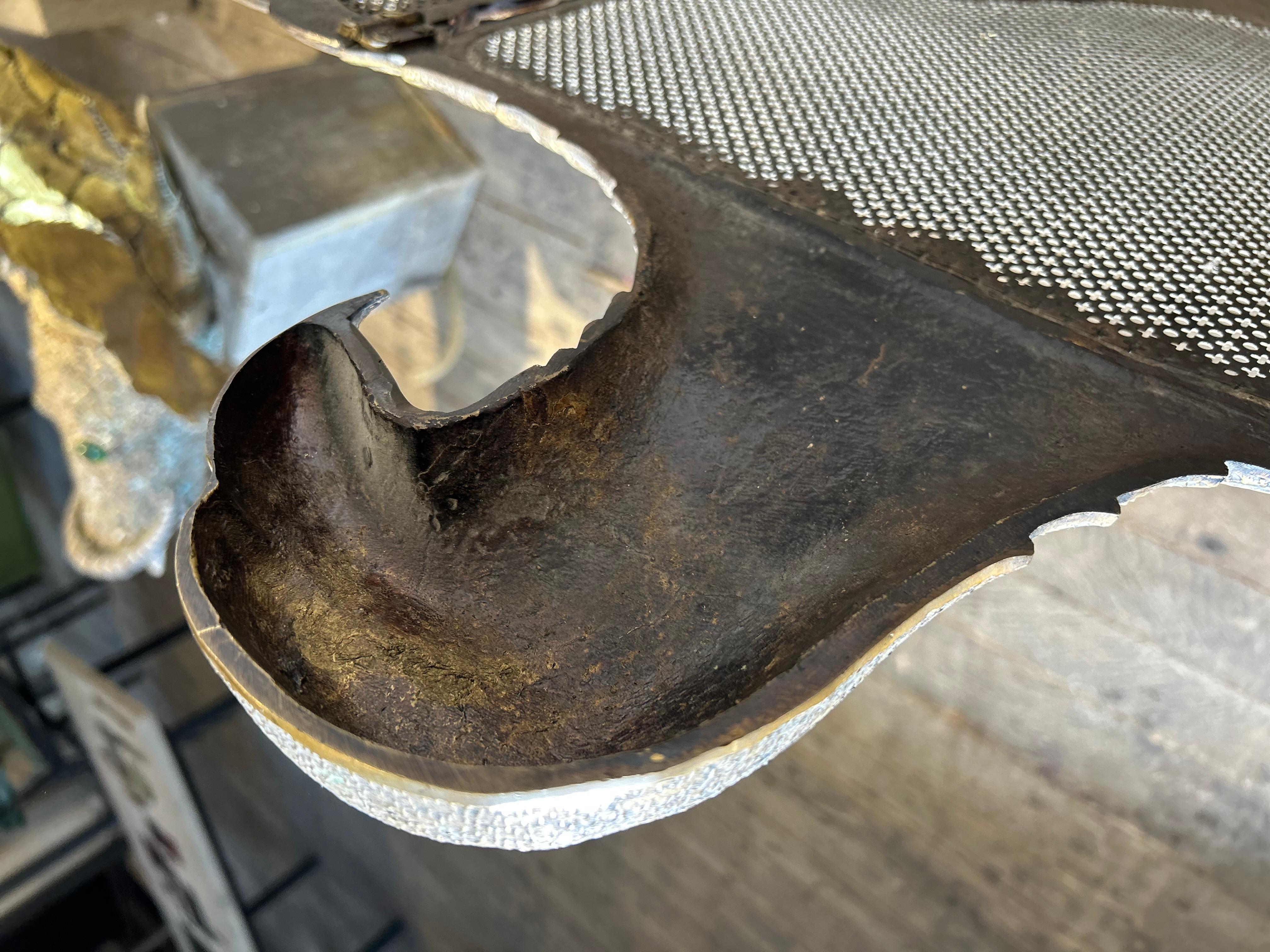 Insolito parafuoco spagnolo in ottone massiccio dell'inizio del XX secolo a forma di aquila con ali allungate.
