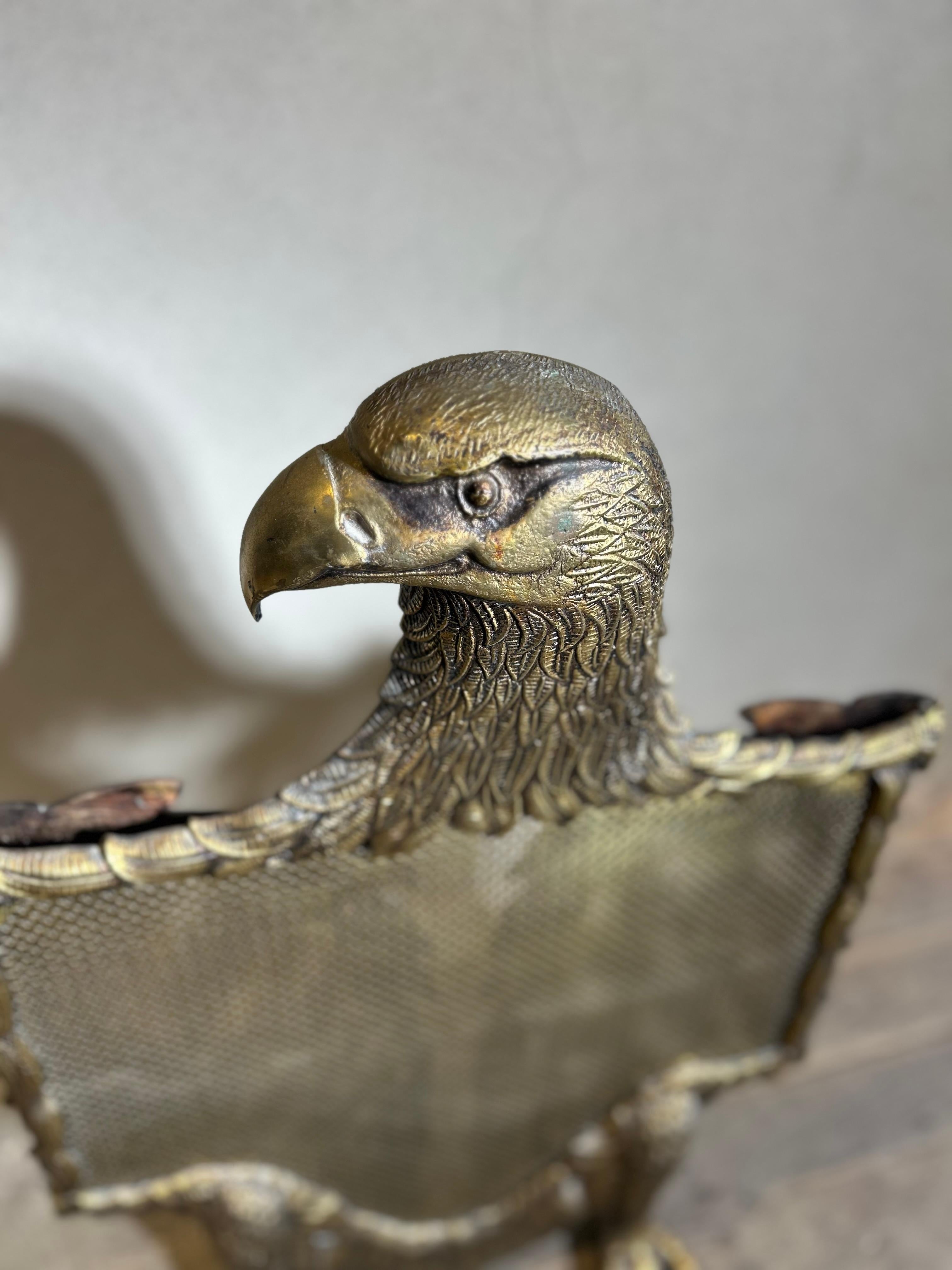 Intagliato a mano Paravento per caminetto in bronzo o ottone Shakers, Spagna, XX secolo in vendita