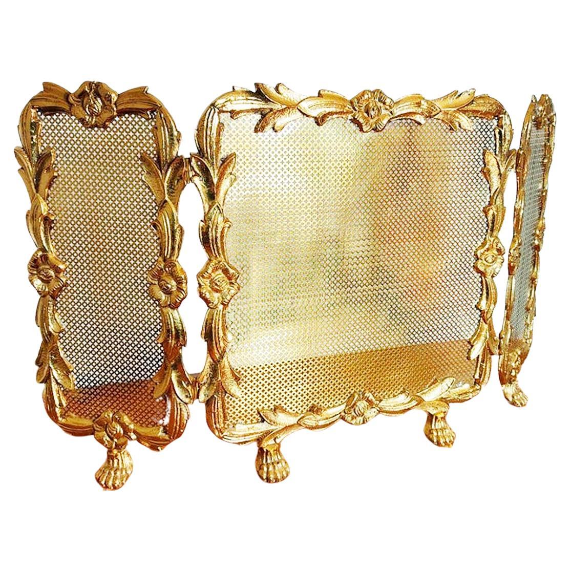 Three-panel fire screen bronze or brass

Fire Sceen ,original.

Bronze or brass fire screen. It is foldable with 3 leaves
  It is a brass grille with a garland of flowers and leaves in volume.