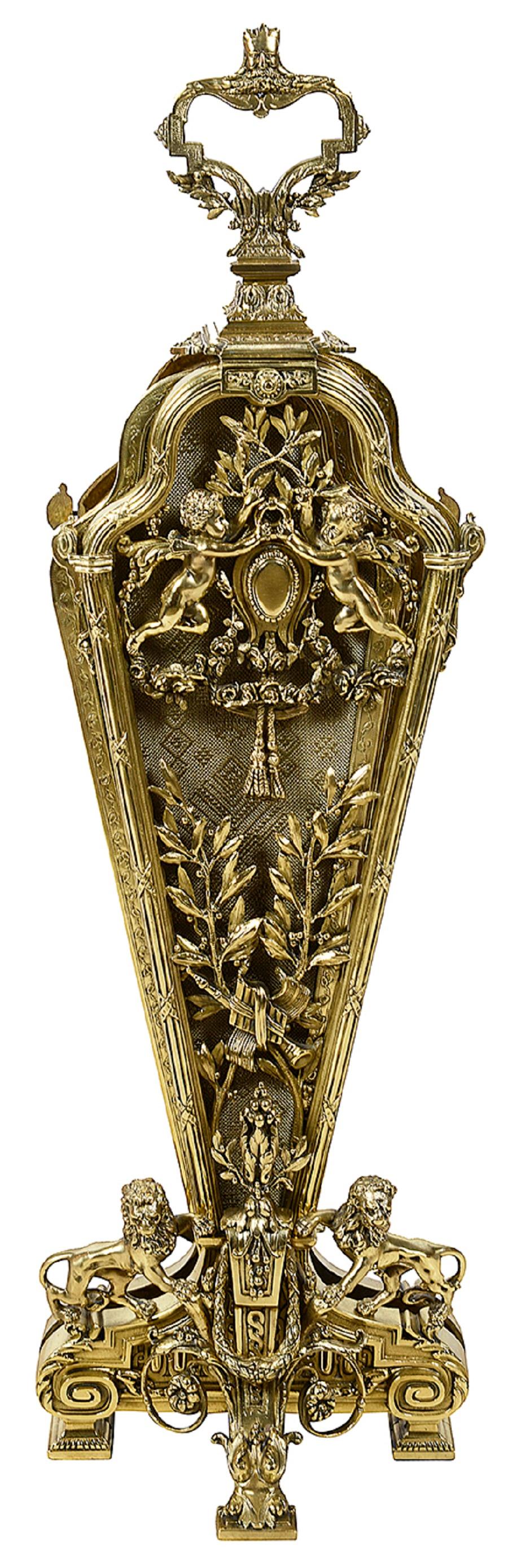 Un écran de cheminée en forme d'éventail en bronze doré de très bonne qualité, datant de la fin du 19e siècle. L'ensemble est orné d'un magnifique décor de feuillage en volutes, de panneaux en éventail, de lions rampants montés sur la base et d'une