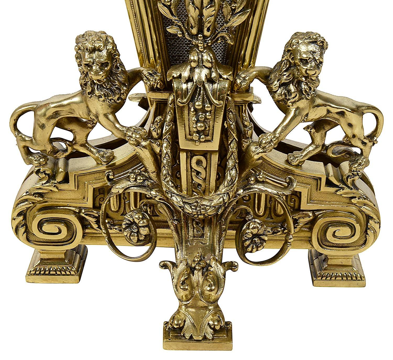Français Pare-feu français du 19ème siècle, bronze doré. en vente
