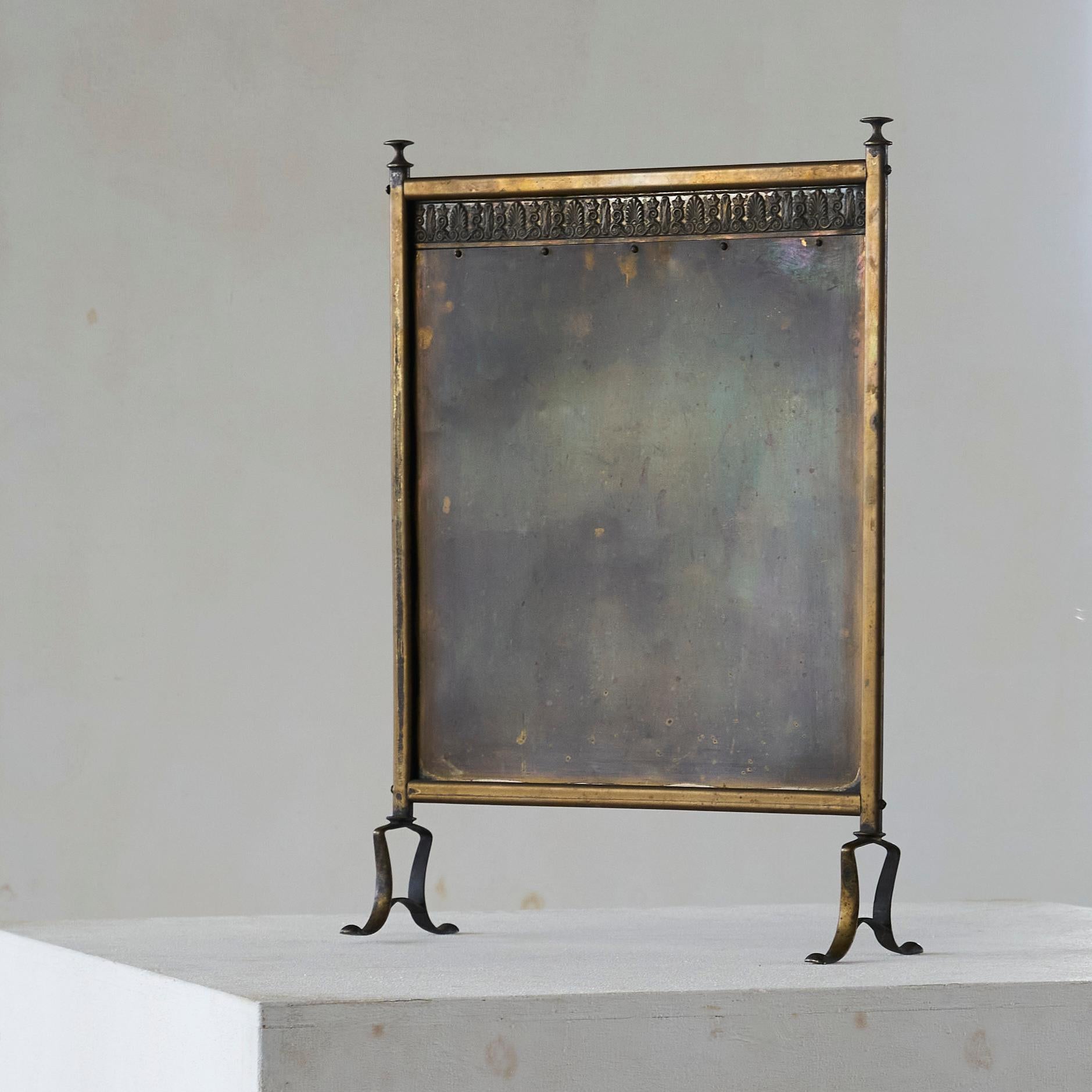 Fire Screen in Patinated Brass Late 19th Century.

A very elegant and beautifully patinated fire screen in brass - late 19th century / early 20th century. A simple yet stylish design with nice feet and beautiful decoration. The patina it gained over