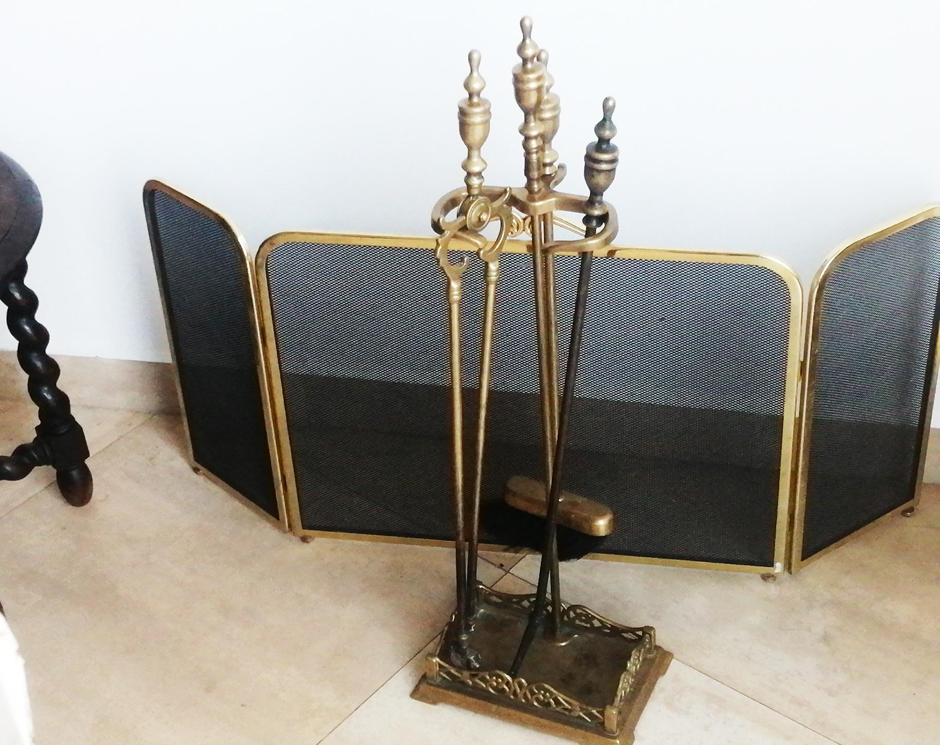 Midcentury brass or bronze fire place tool set, consisting of five pieces. 

Brass fire screen with 3 folding panels and fireplace utensil set

Good conditions

Solid pieces.

    