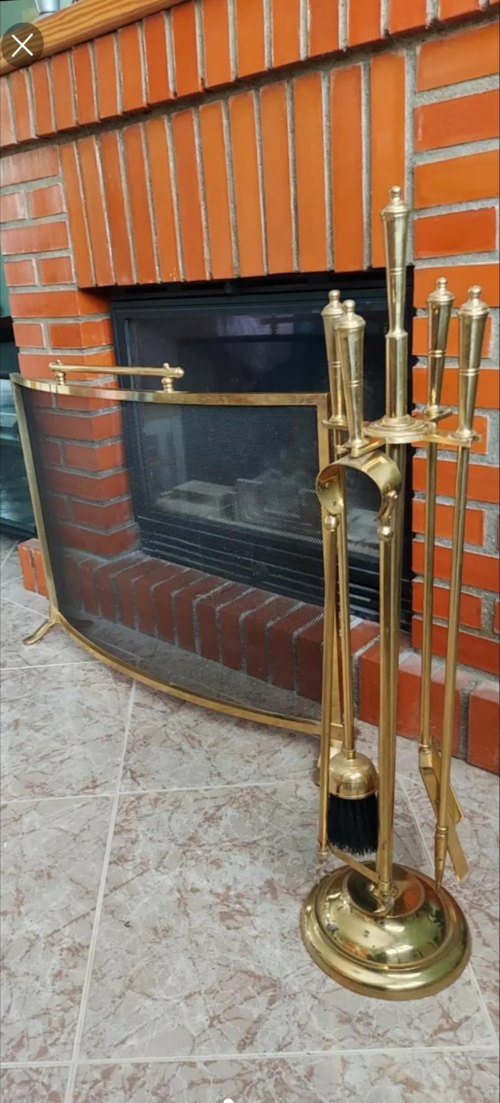 Ottone del Medioevo  set di attrezzi per caminetto, composto da cinque pezzi e parafuoco

Parafuoco in ottone  e set di utensili per caminetto

Buone condizioni

Pezzi solidi.

    