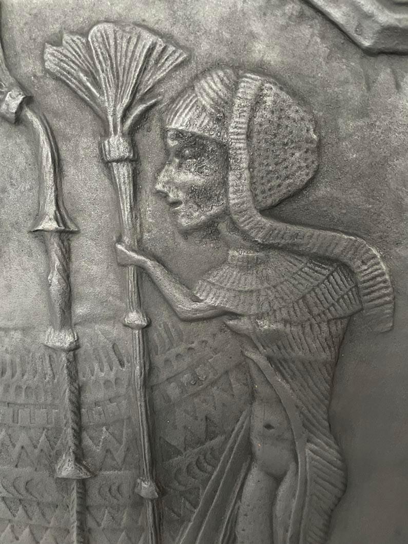 Fireback Adorned with an Egyptian-Inspired Low-Relief In Good Condition For Sale In SAINT-OUEN-SUR-SEINE, FR
