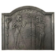 Plaque de cheminée ornée d'un relief bas d'inspiration égyptienne